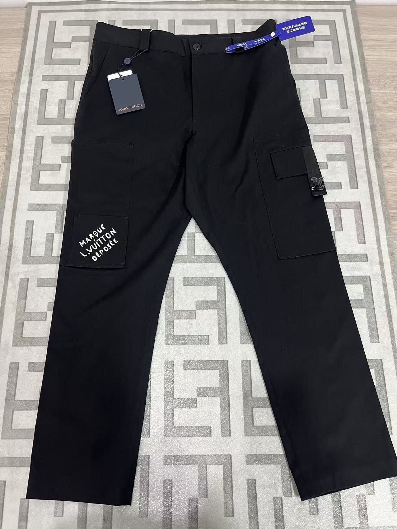 Louis Vuitton Louis Vuitton Logo Patch Casual Pants US 34 Size US 34 / EU 50 - 1 Thumbnail