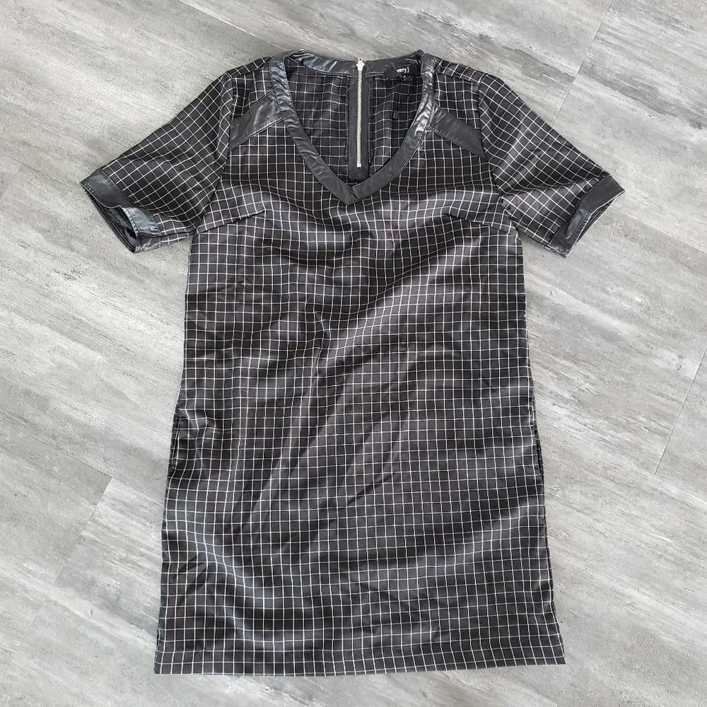 Designer Black Boxy Detailed Very J Short Sleeve Mini Size S / US 4 / IT 40 - 1 Thumbnail