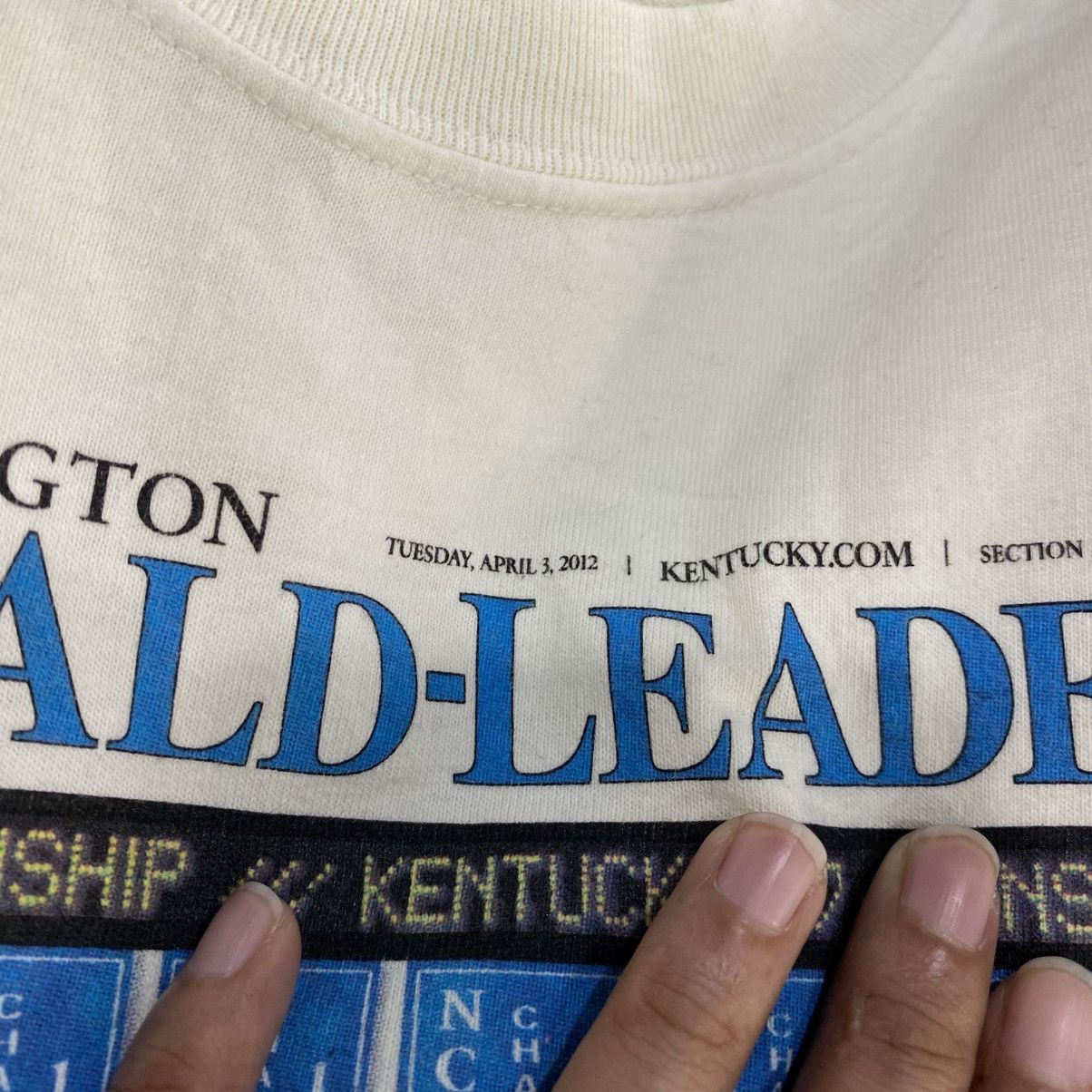 NBA × Vintage 2012 Vintage Kentucky Wildcats Newspapers T Size US L / EU 52-54 / 3 - 7 Thumbnail