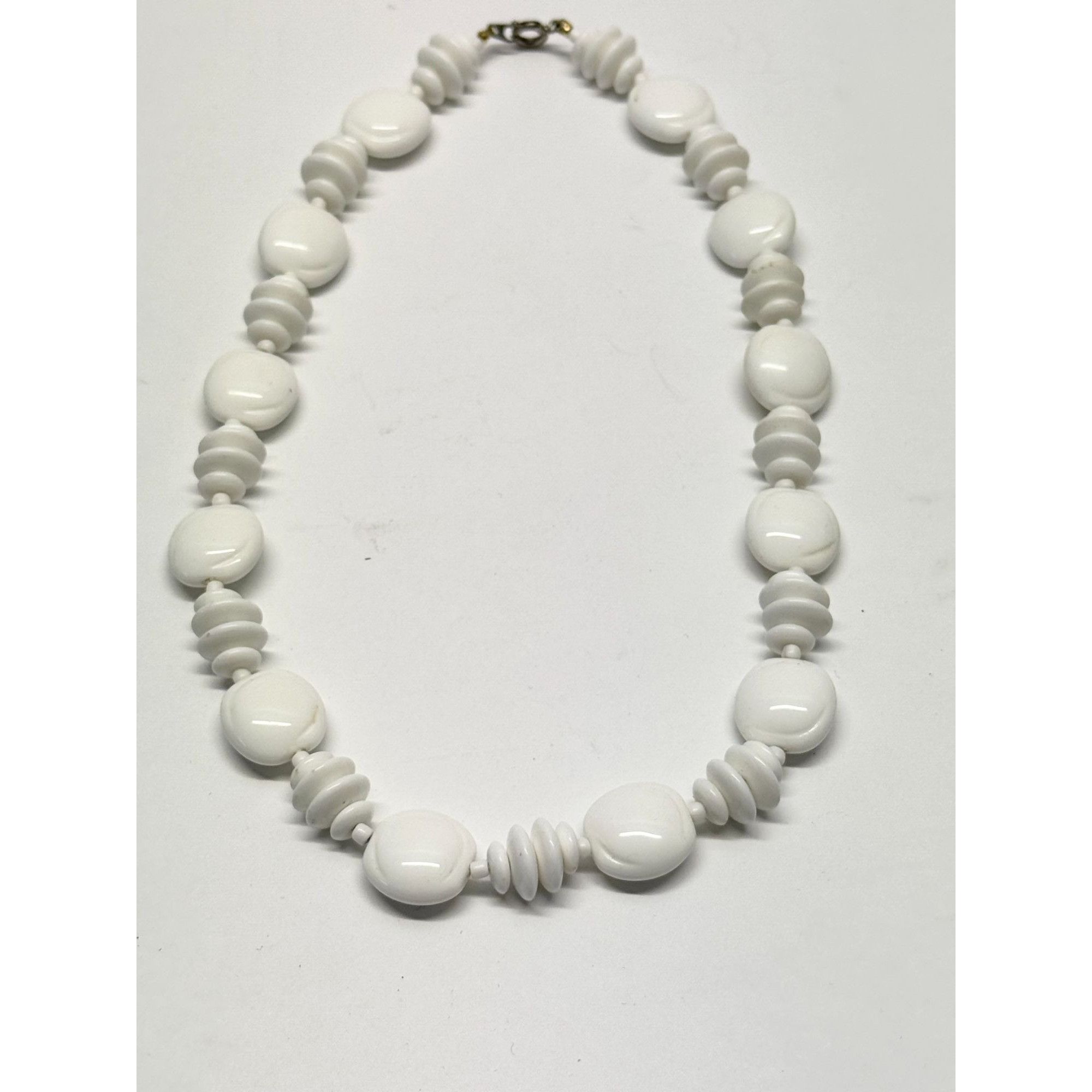 Vintage Vintage white plastic beaded necklace Size ONE SIZE - 4 Thumbnail