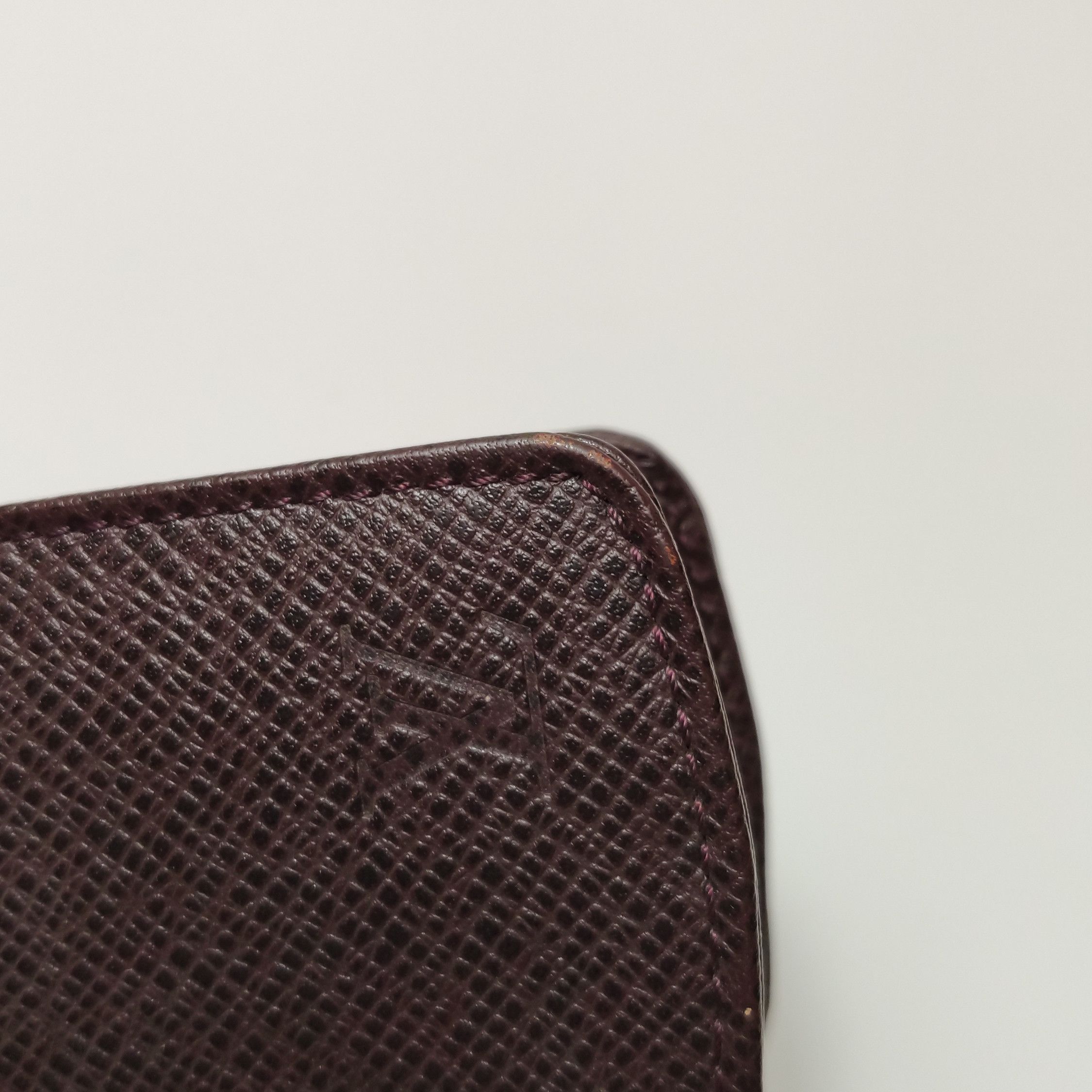Louis Vuitton Louis Vuitton (LV) cowhide solid color letter logo embossed Size ONE SIZE - 9 Thumbnail