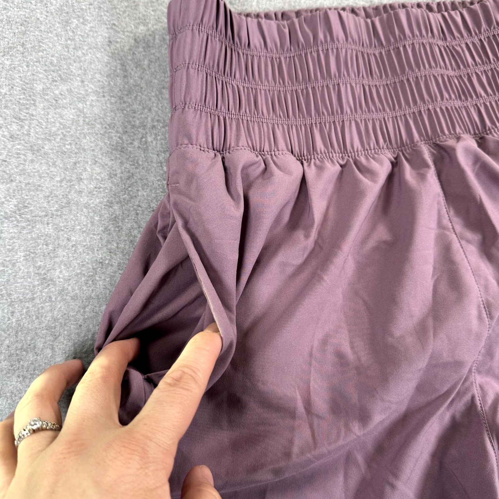 Nike Nike Shorts Womens Small Purple Dri-FIT Loose Fit Training High Waist Pockets Size 28" / US 6 / IT 42 - 4 Thumbnail