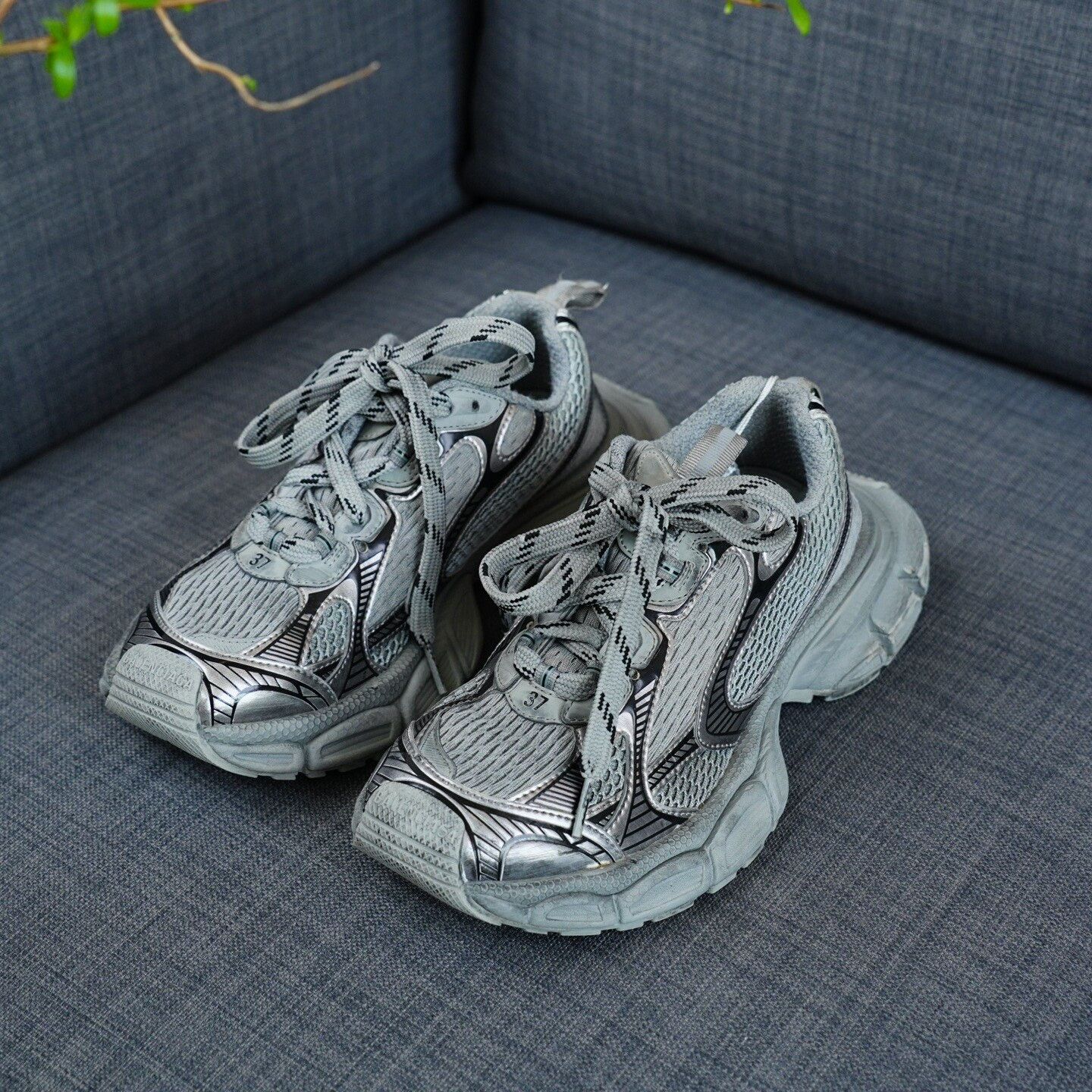 Balenciaga Balenciaga Silver Lowtop Sneakers us_7 Women Size US 7 / IT 37 - 1 Thumbnail
