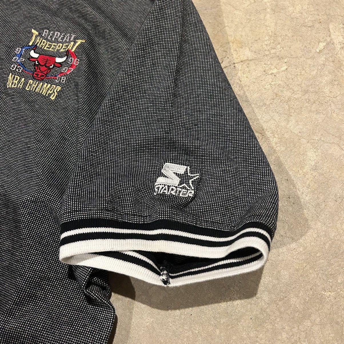 NBA × Starter × Vintage Crazy Vintage 90s Chicago Bulls 3 Peat Starter Polo Shirt Size US XL / EU 56 / 4 - 4 Thumbnail