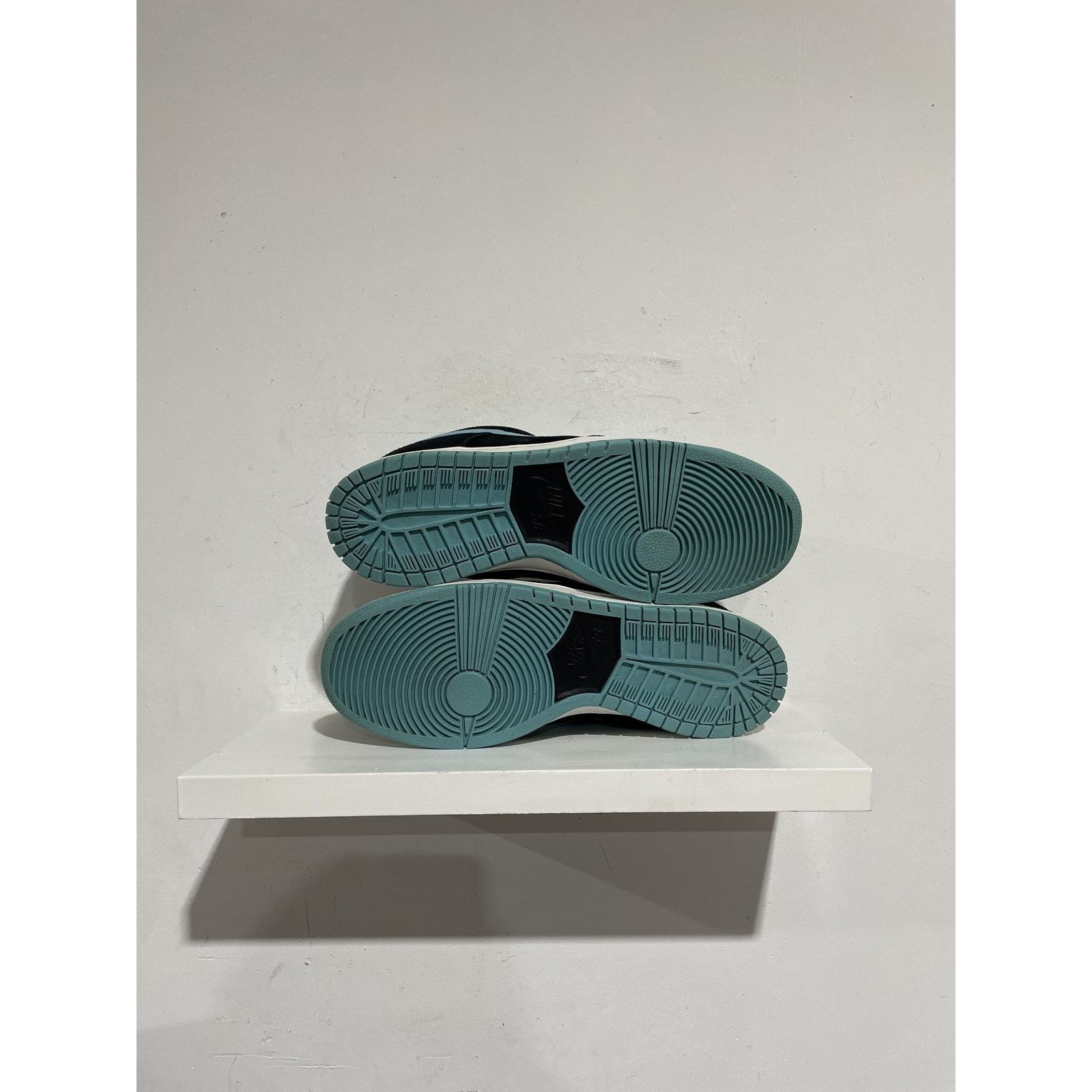 Nike NIKE SB DUNK LOW CLEAR JADE 2012 SIZE 11 PREOWNED Size US 11 / EU 44 - 6 Thumbnail