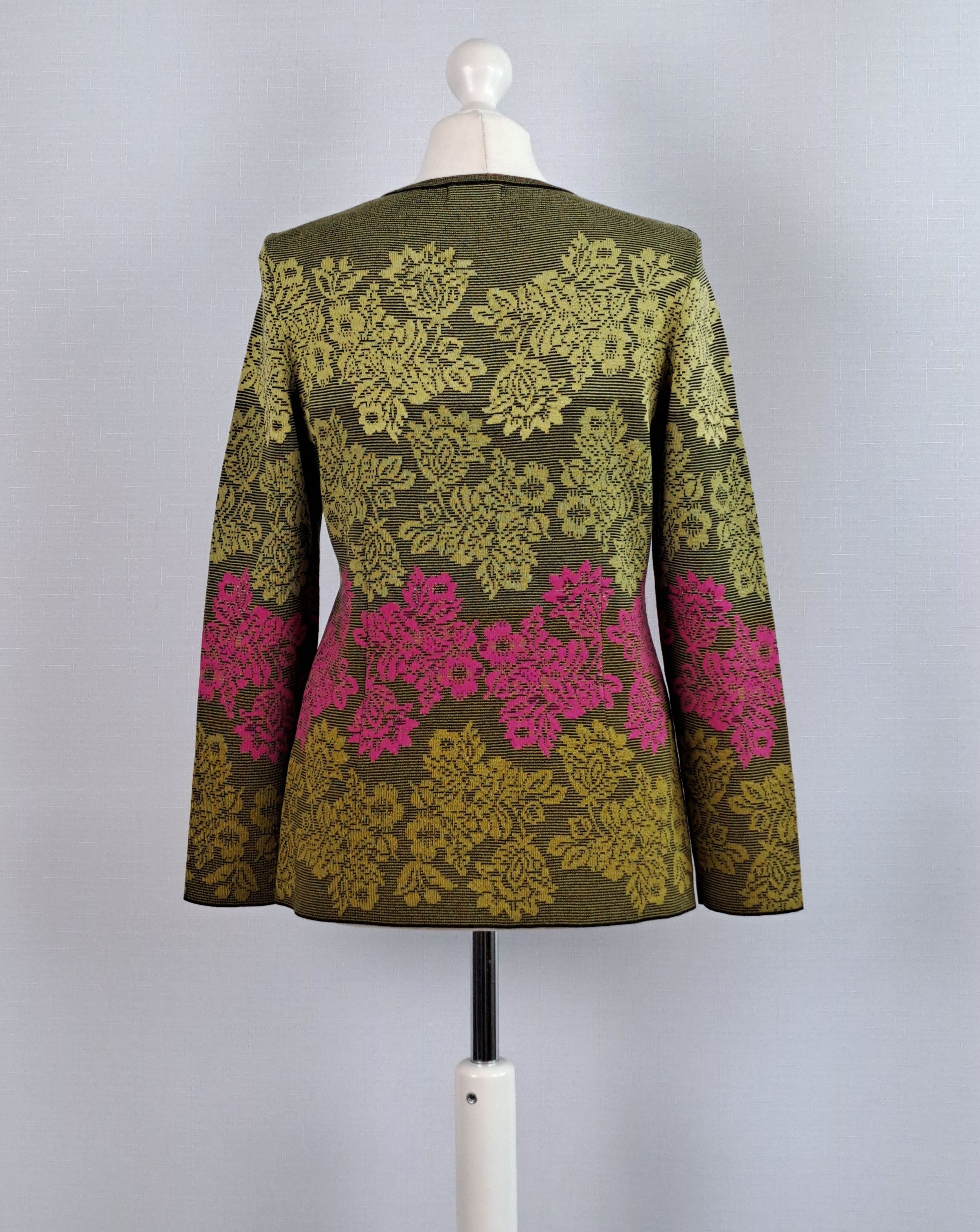 Designer OLEANA flower ornament merino wool/silk cardigan. Size S Size S / US 4 / IT 40 - 3 Thumbnail