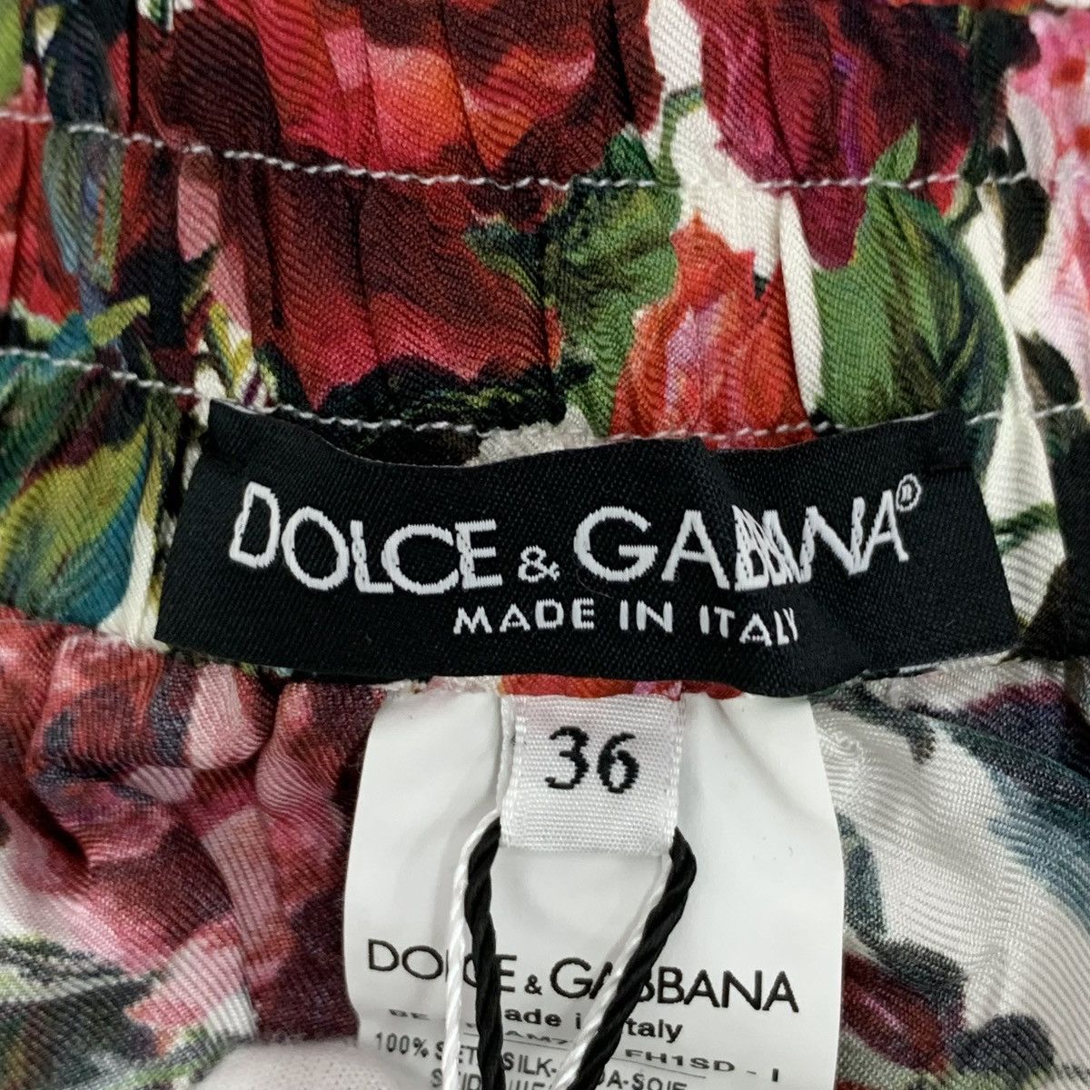 Dolce & Gabbana Dolce & Gabbana All-over Rose Print Silk Casual Shorts K26WX Size 25" / US 0 / IT 36 - 5 Thumbnail