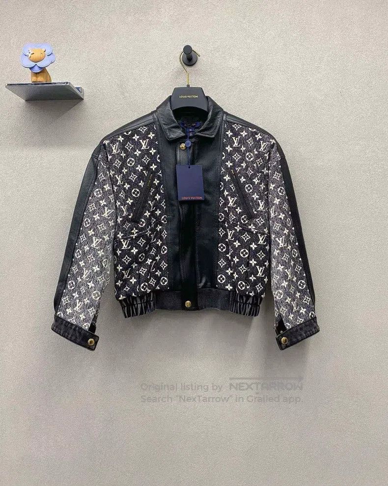 Louis Vuitton Louis Vuitton Printed logo bomber jacket Size XS / US 0-2 / IT 36-38 - 2 Thumbnail