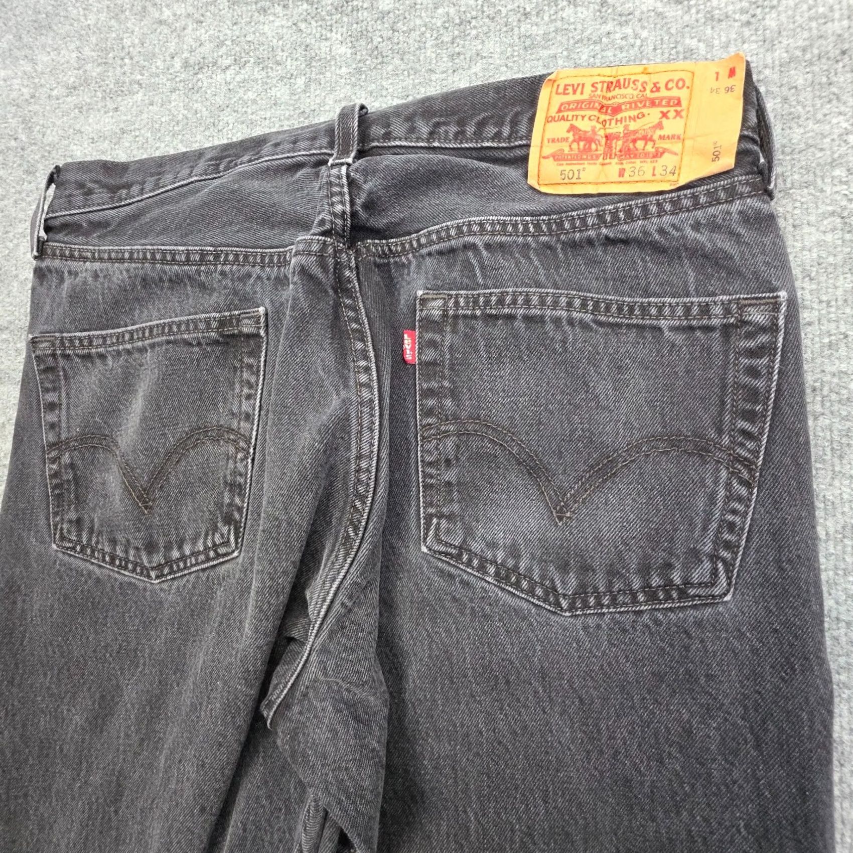 Levi's VINTAGE Levi’s 501 Jeans Mens 33X31 Black Faded Y2K Regular Jeans Mens 33 in. 5-Pocket Denim Cotton Black Levi’s 501 Series Boy? Size US 33 - 4 Thumbnail
