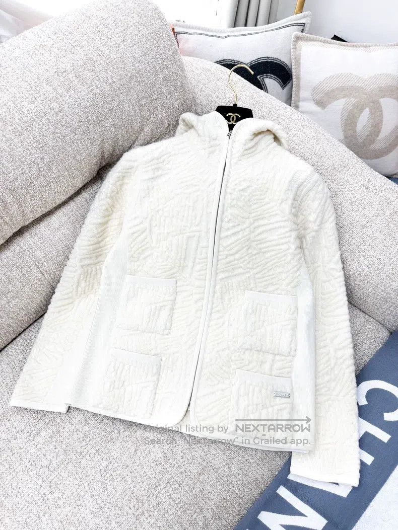 Chanel Chanel 21N Coco neige beige full-print logo long-sleeved j Size XXS / US 00 / IT 34 - 1 Thumbnail