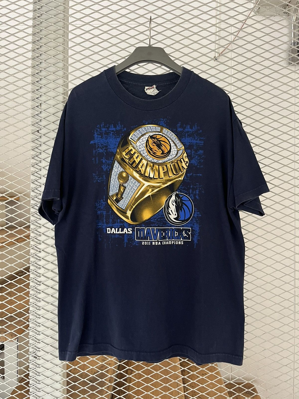NBA Vintage DALLAS MAVERICKS 2011’s Champions Ring Tshirt Size US XL / EU 56 / 4 - 2 Thumbnail