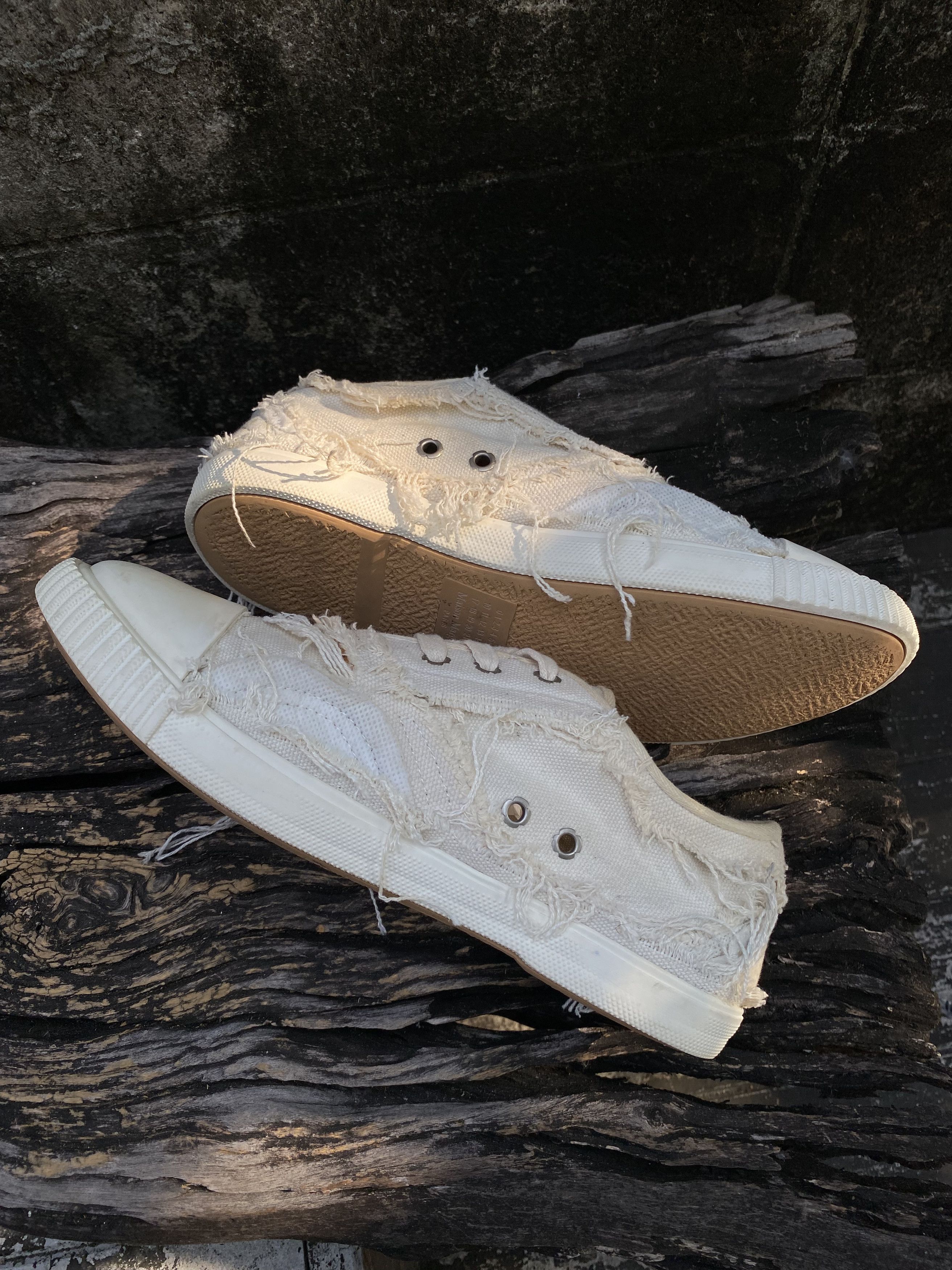 Maison Margiela Maison Margiela Inside-Out Canvas Distressed Sneakers EU41 Size US 8 / EU 41 - 5 Thumbnail