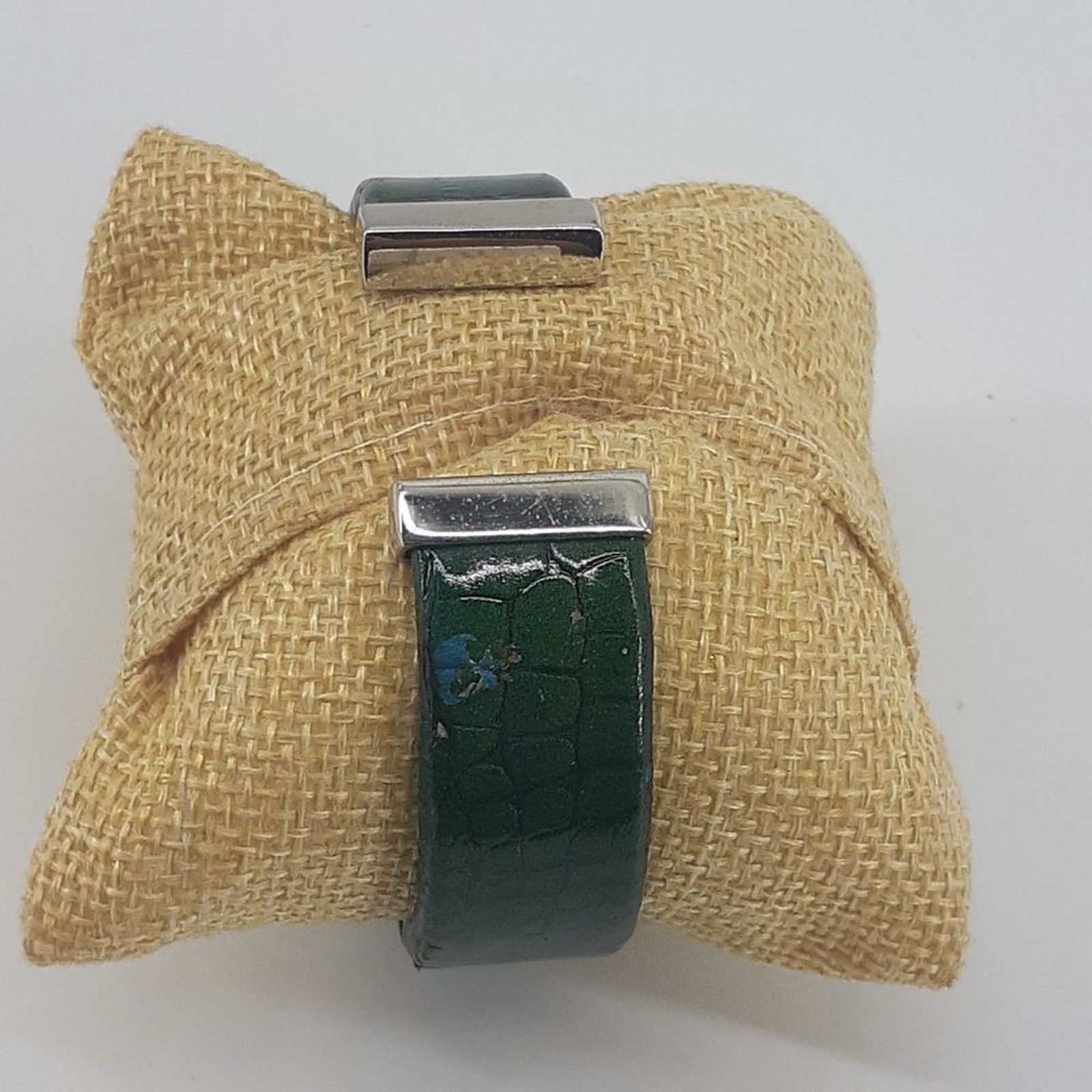 Vintage Vernier Women's Cuff Wristwatch Japan Movement Quartz #27830 Size ONE SIZE - 8 Thumbnail