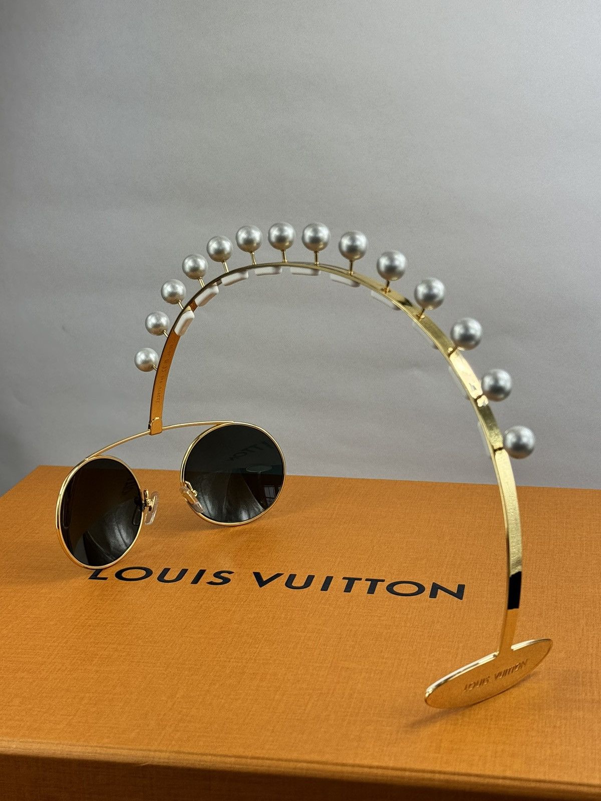 Louis Vuitton LV WIRE DE RIGO PEARL HEAD SUNGLASSES (VERY RARE MTO PIECE) Size ONE SIZE - 4 Thumbnail