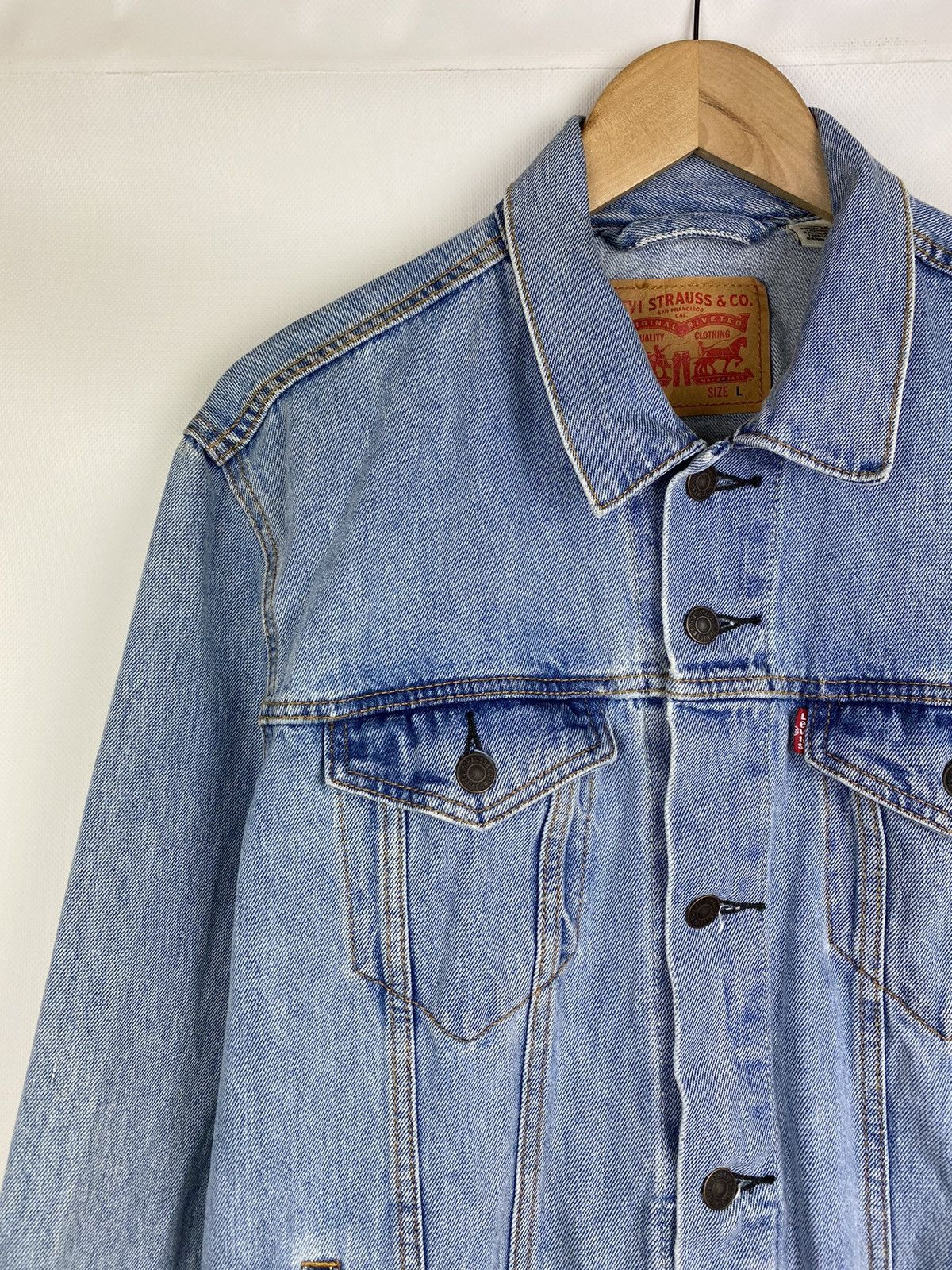 Levi's Levi’s men’s denim trucker jacket size L light blue Size US L / EU 52-54 / 3 - 6 Thumbnail