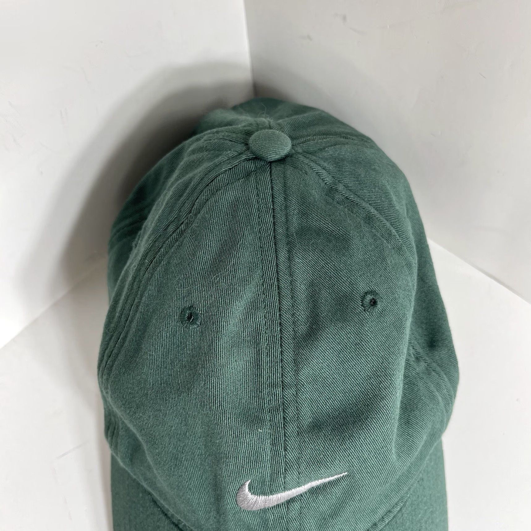 Nike VINTAGE Nike Hat 90s Center Swoosh Green Silver Flexi Fit Cap Running Unisex Adults One Size Green 90s Nike Center Swoosh Hat Size ONE SIZE - 4 Thumbnail
