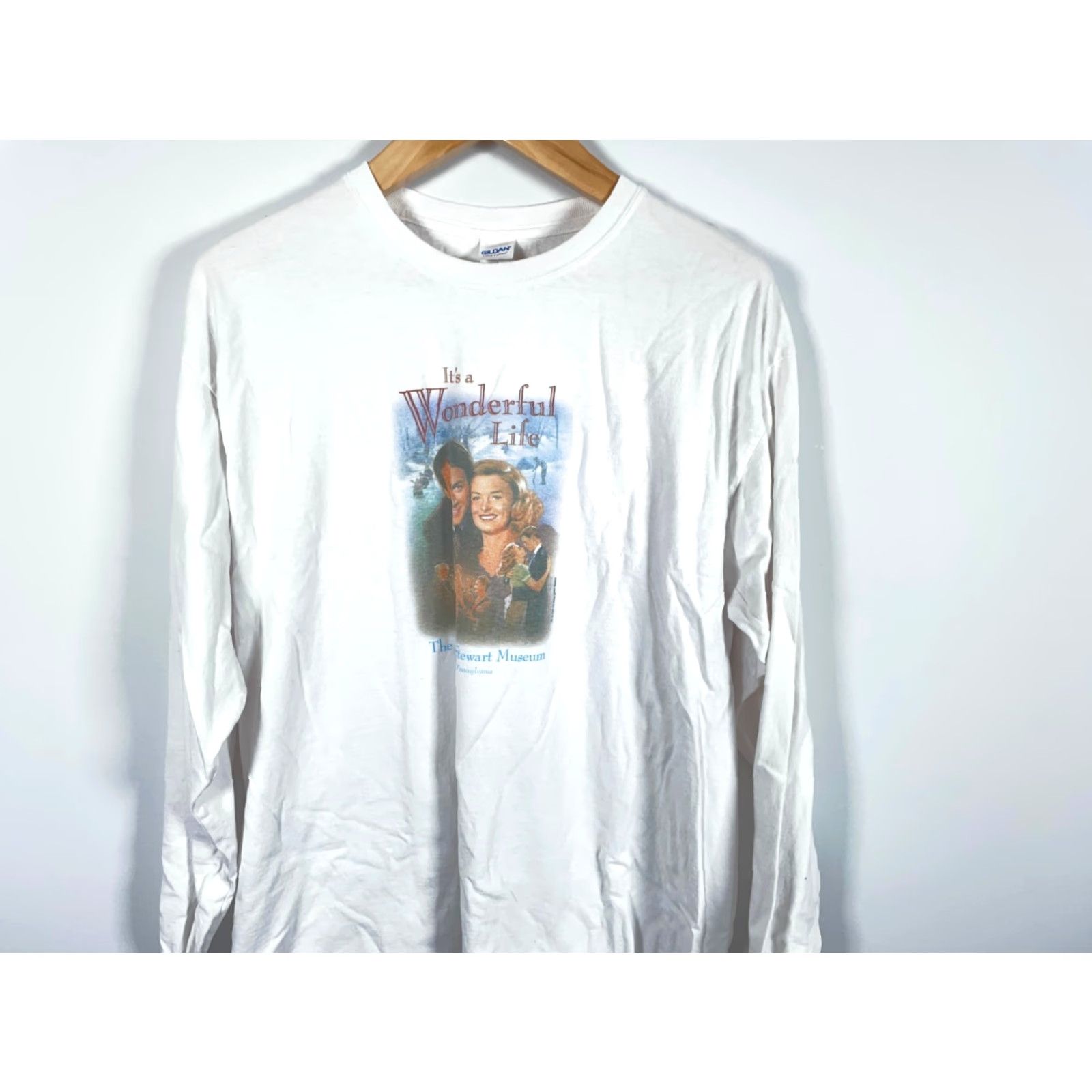 Gildan VINTAGE It's a Wonderful Life T-Shirt Adult XL Long Sleeve 1998 Jimmy Stewart Museum White Cotton Graphic Print Christmas Holiday Movie 90s Mens Size US XL / EU 56 / 4 - 4 Thumbnail