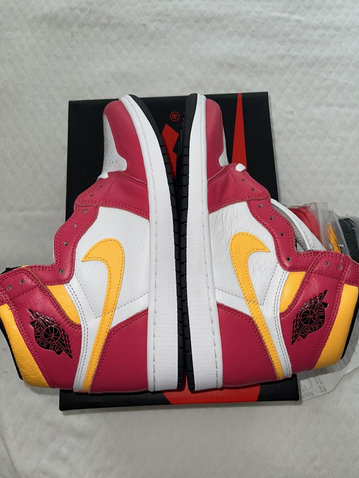 Jordan Brand Air Jordan 1 Retro High OG Light Fusion Red 10.5 DS Size US 10.5 / EU 43-44 - 2 Thumbnail