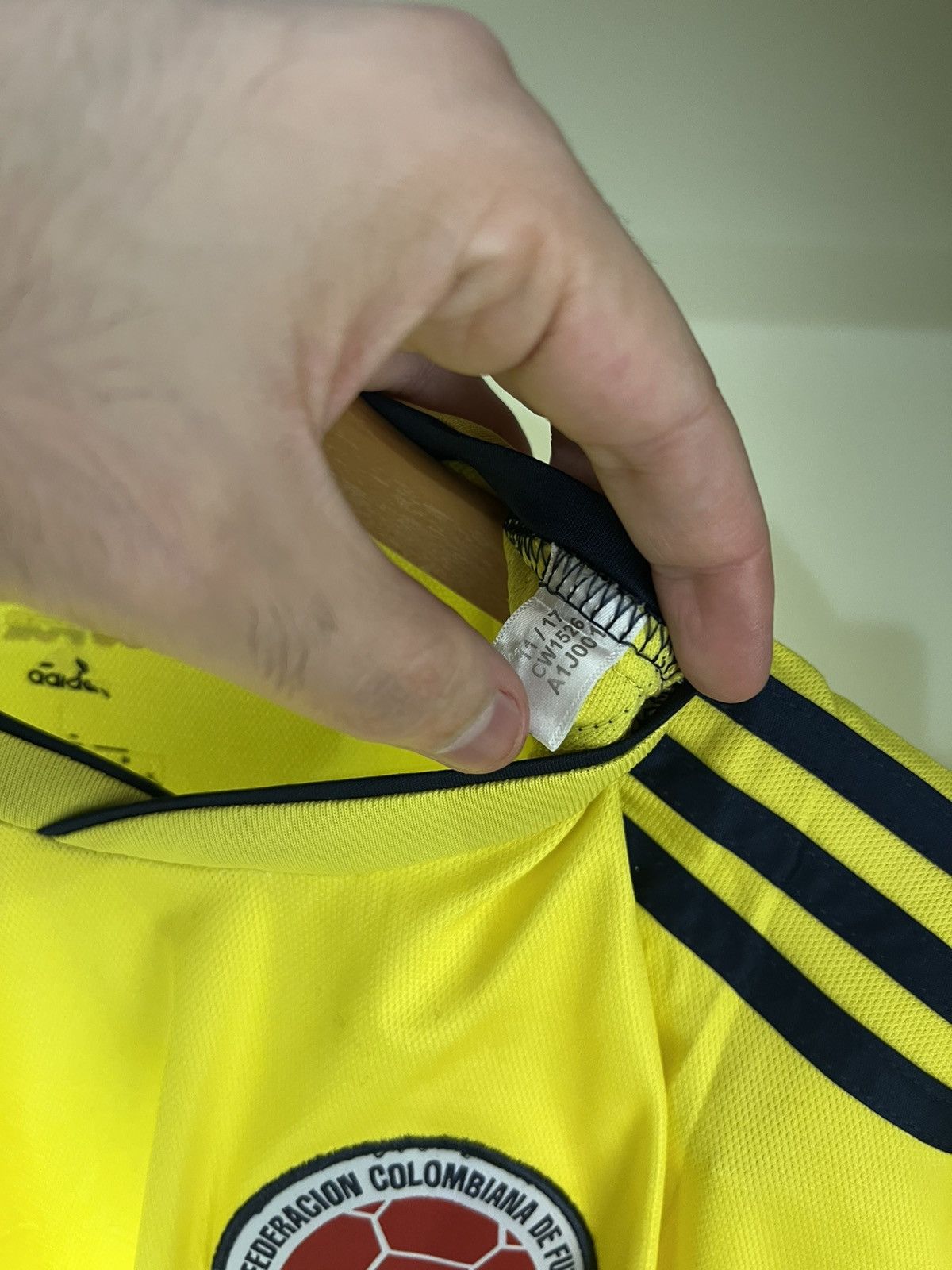 Vintage VERY RARE ADIDAS COLOMBIA SOCCER JERSEY RETRO BLOKE Y2K 90s Size US L / EU 52-54 / 3 - 6 Thumbnail