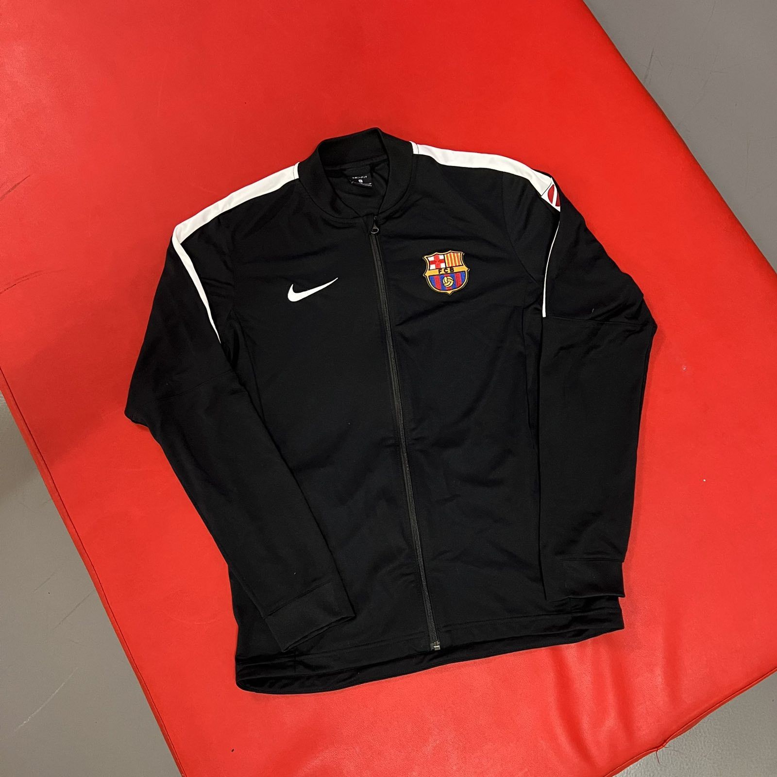 Nike Vintage Nike Barcelona Windbreaker Black Jacket Sz M Size US M / EU 48-50 / 2 - 1 Thumbnail