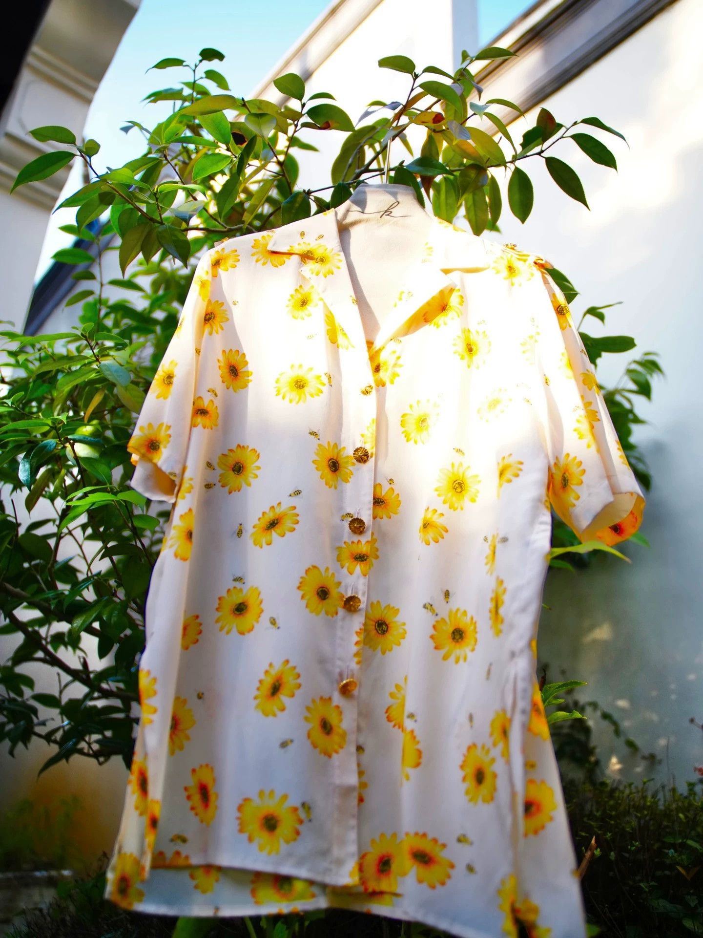 Escada ESCADA Vintage Yellow Daisy & Bee Oversized 38 Short Shirt Size XS / US 0-2 / IT 36-38 - 4 Thumbnail