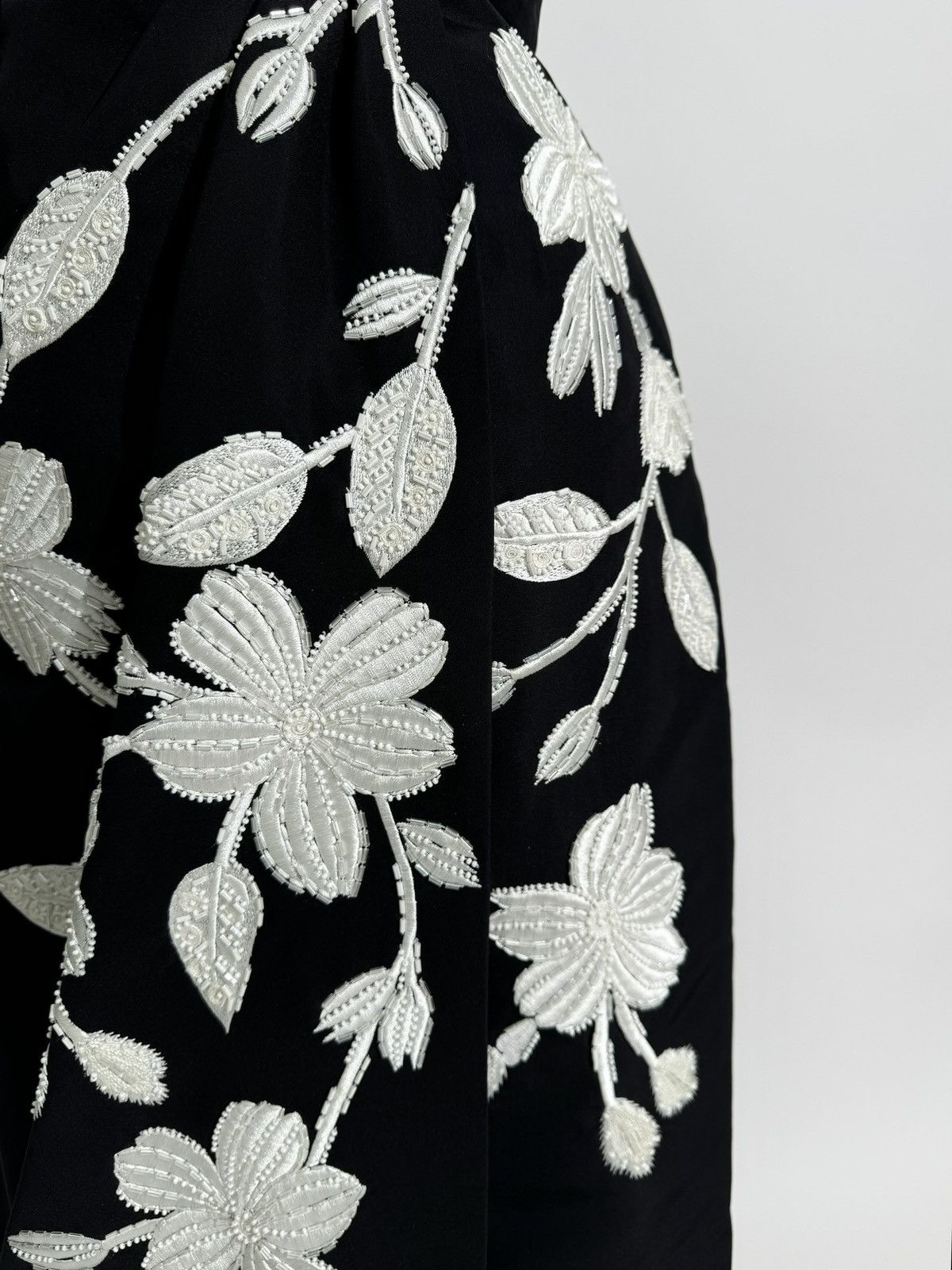 Carolina Herrera US 12 CAROLINA HERRERA Floral Embellished Wrap Silk Gown Size XL / US 12-14 / IT 48-50 - 6 Thumbnail