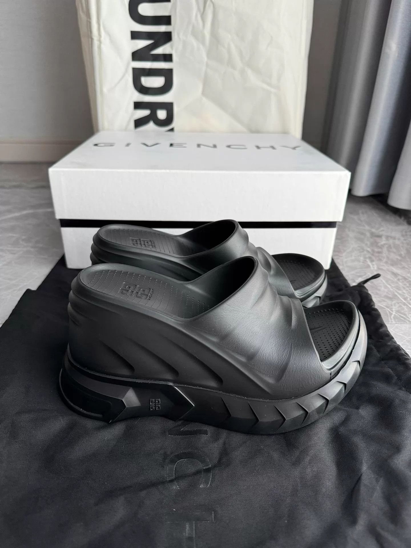 Givenchy Givenchy Shark Slippers Marshmallow Wedge Black 36 Size US 5.5 / IT 35.5 - 3 Thumbnail