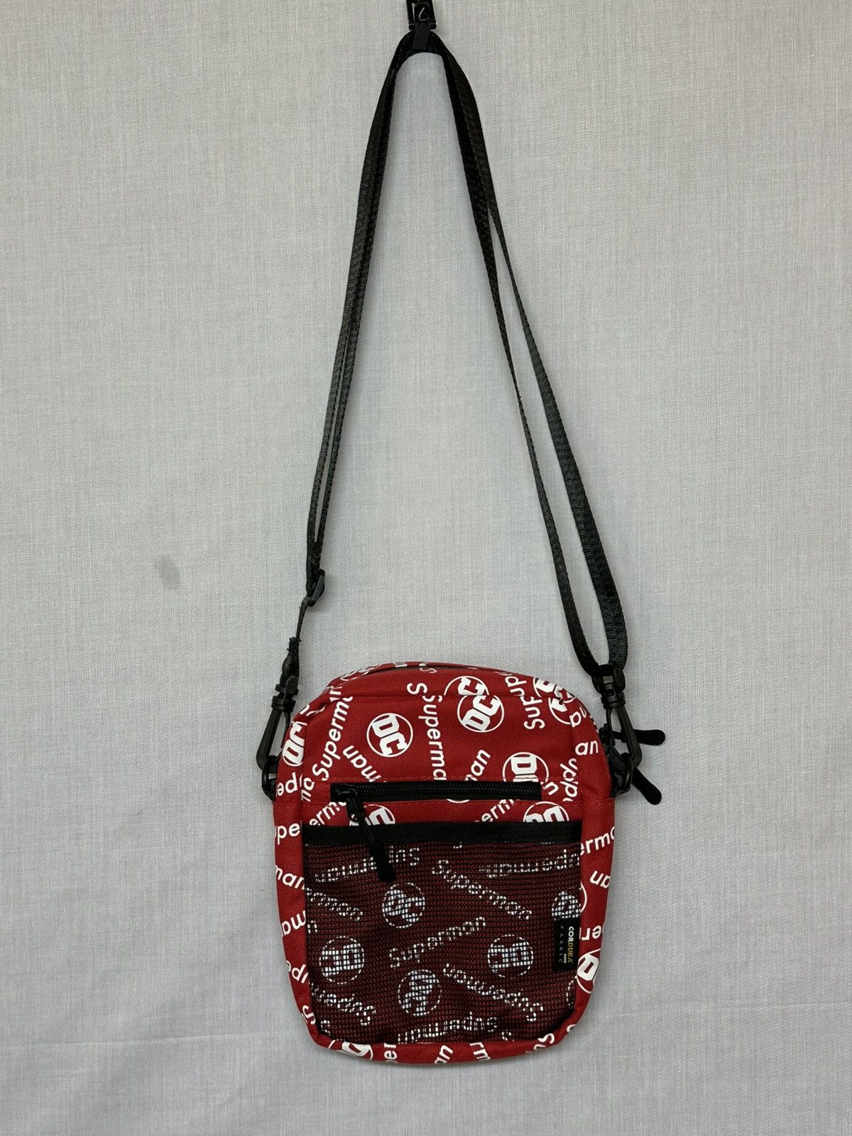 DC Superman-themed crossbody bag pattern Superman and "DC". Size ONE SIZE - 1 Thumbnail