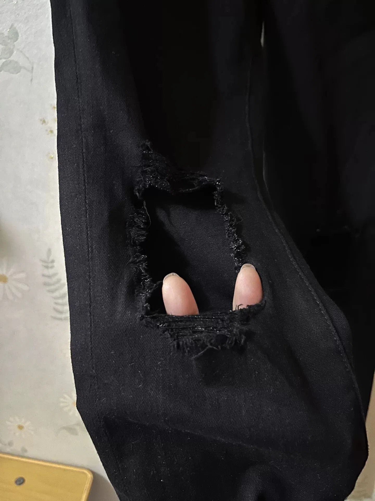 Frame FRAME Black Ripped Slim Jeans. Size 28" / US 6 / IT 42 - 3 Thumbnail