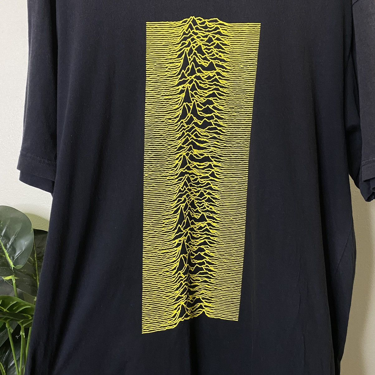 Joy Division × Uniqlo Uniqlo x Joy Division Unknown Pleasure Peter Saville Remix T Size US L / EU 52-54 / 3 - 2 Thumbnail