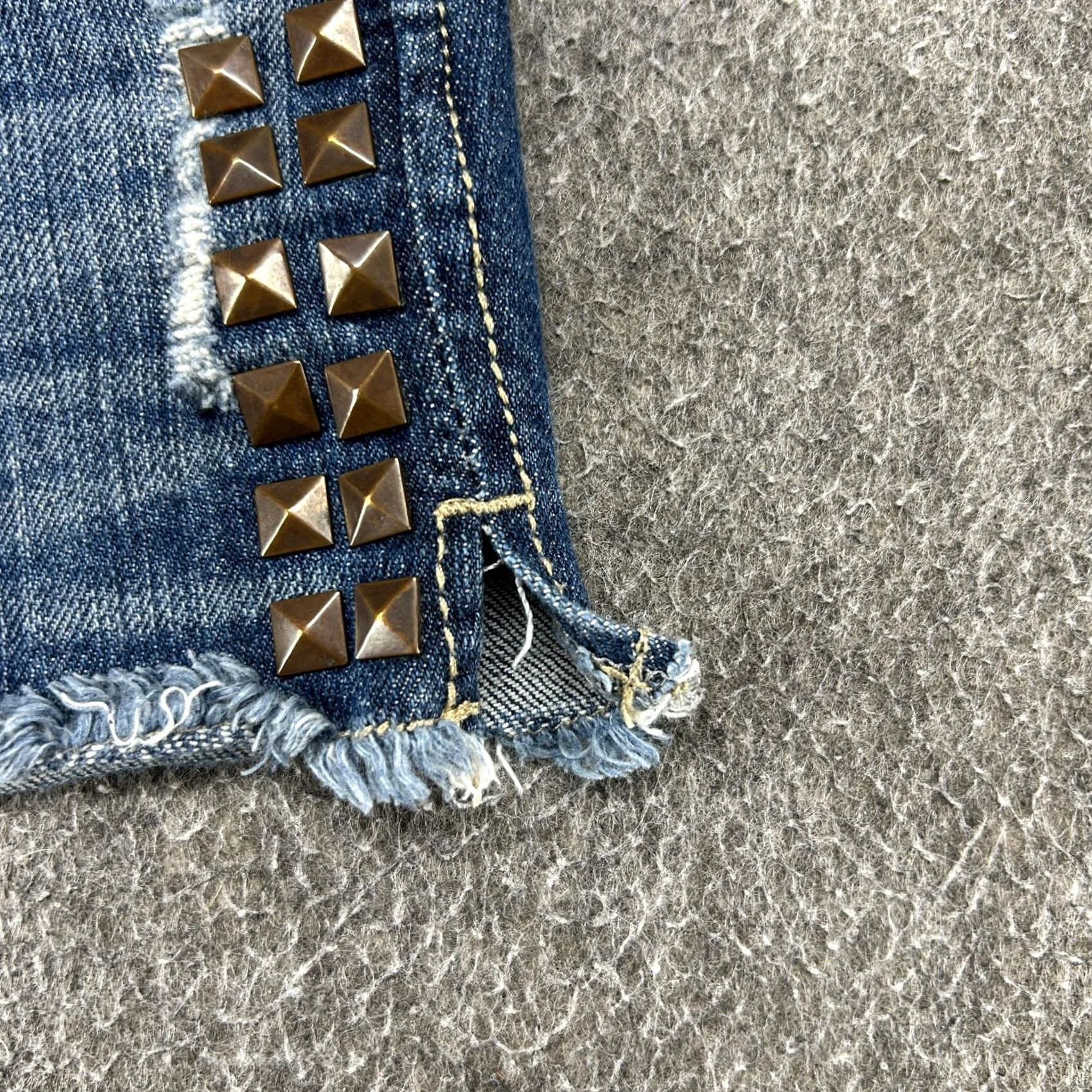 Vintage VINTAGE Jolt Shorts Juniors 3 Blue Medium Wash Cut Off Studded Mini Micro Y2K Size 26" / US 2 / IT 38 - 3 Thumbnail