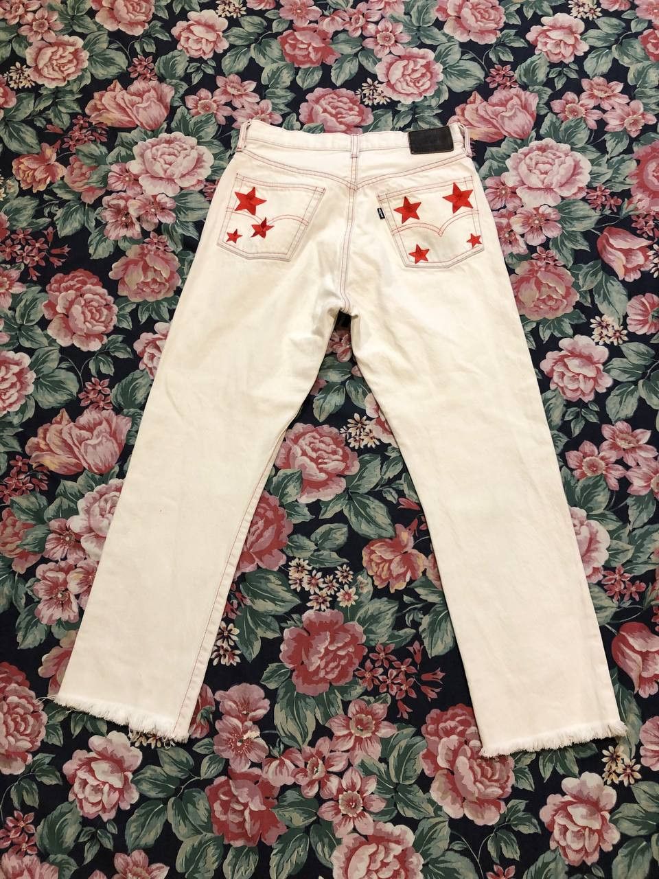 Levi's Vintage Levi's print stars Y2K jeans white streetwear Size 28" / US 6 / IT 42 - 24 Thumbnail