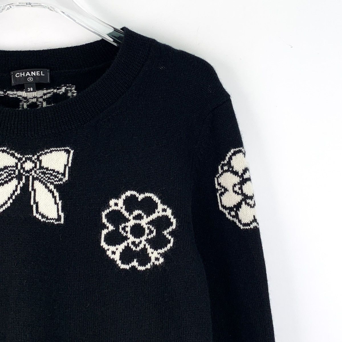 Chanel Chanel Black Bow Appliqué Cashmere Knit Size S / US 4 / IT 40 - 3 Thumbnail