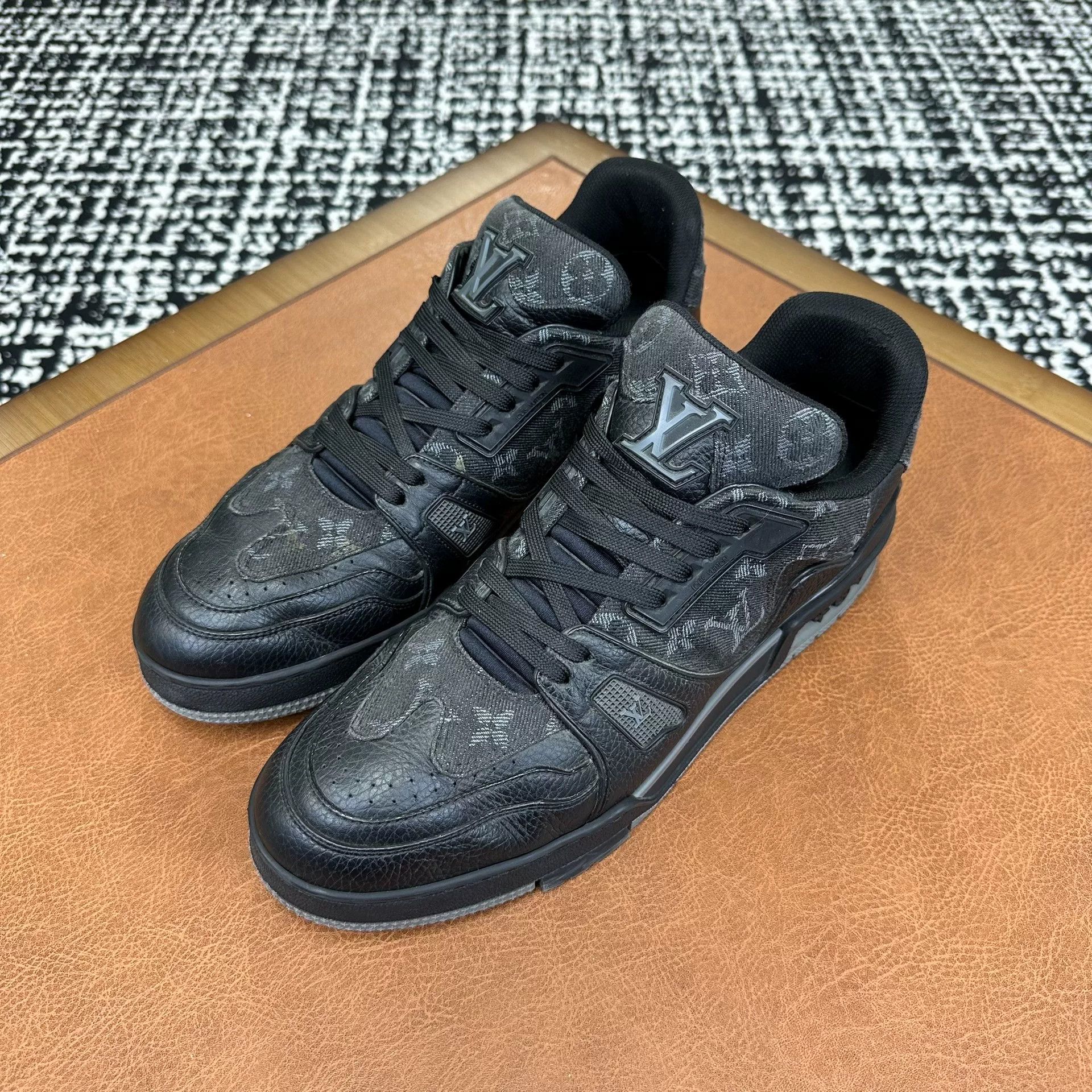 Louis Vuitton Louis Vuitton Black Lowtop Sneakers 9 Men Size US 9 / EU 42 - 1 Thumbnail