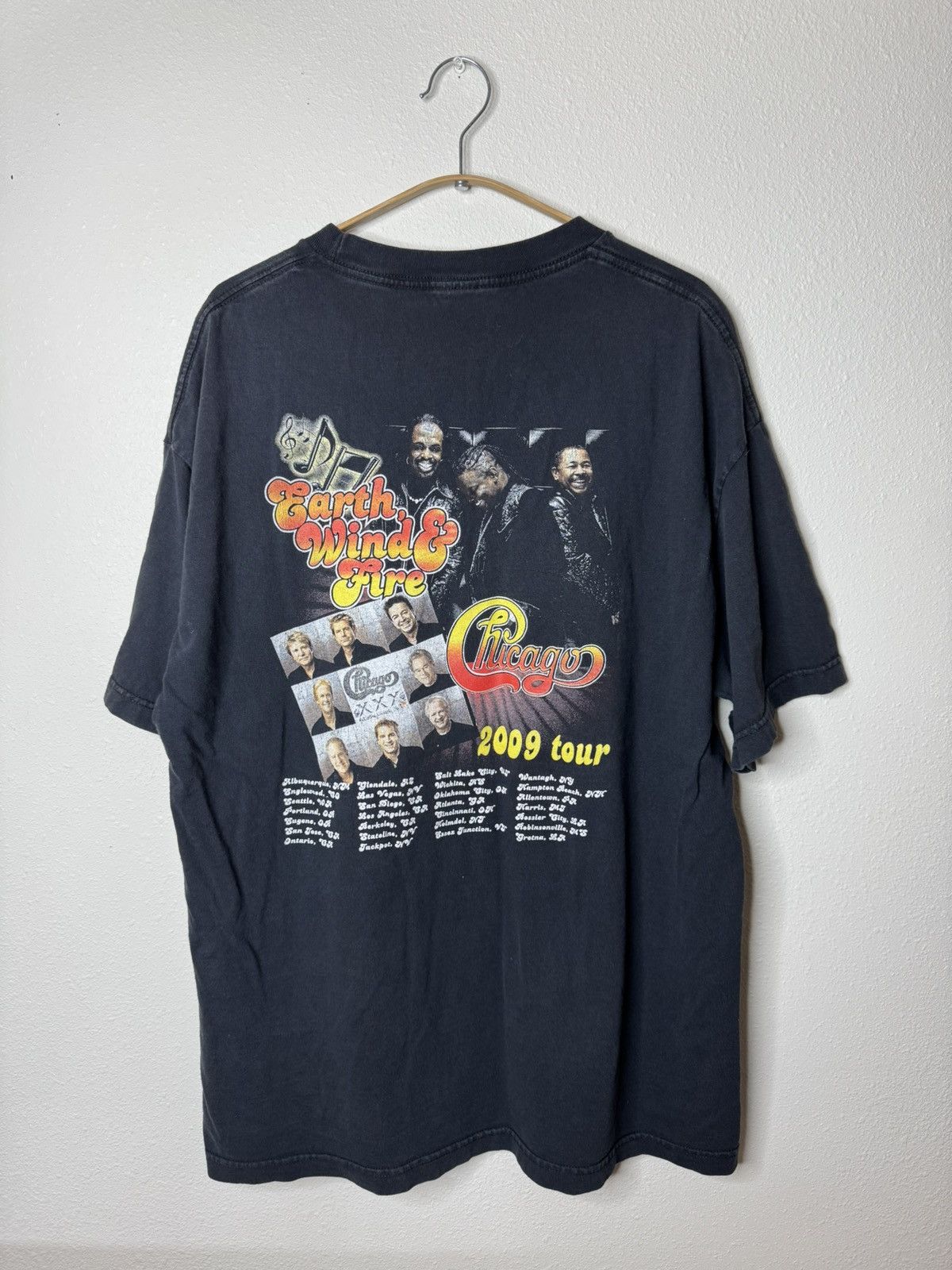 Vintage Vintage Y2K 2009 Earth Wind & Fire Chicago Tour Black tshirt Size US XL / EU 56 / 4 - 2 Thumbnail