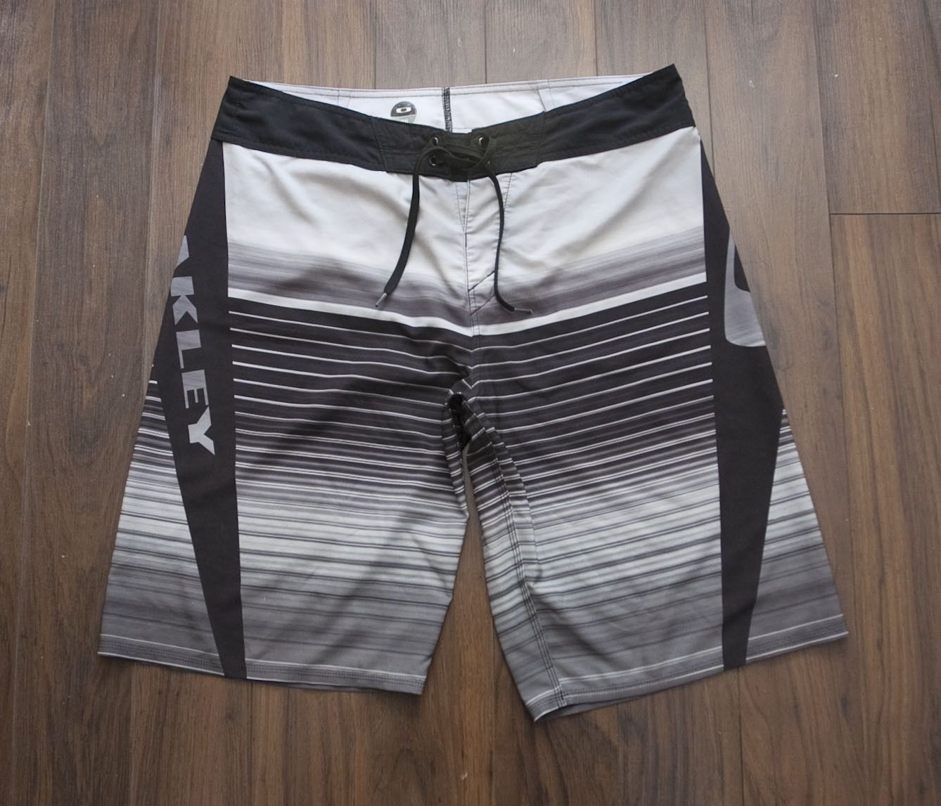 Oakley Oakley Board Shorts Size 36 Gray / Black Size US 36 / EU 52 - 1 Thumbnail