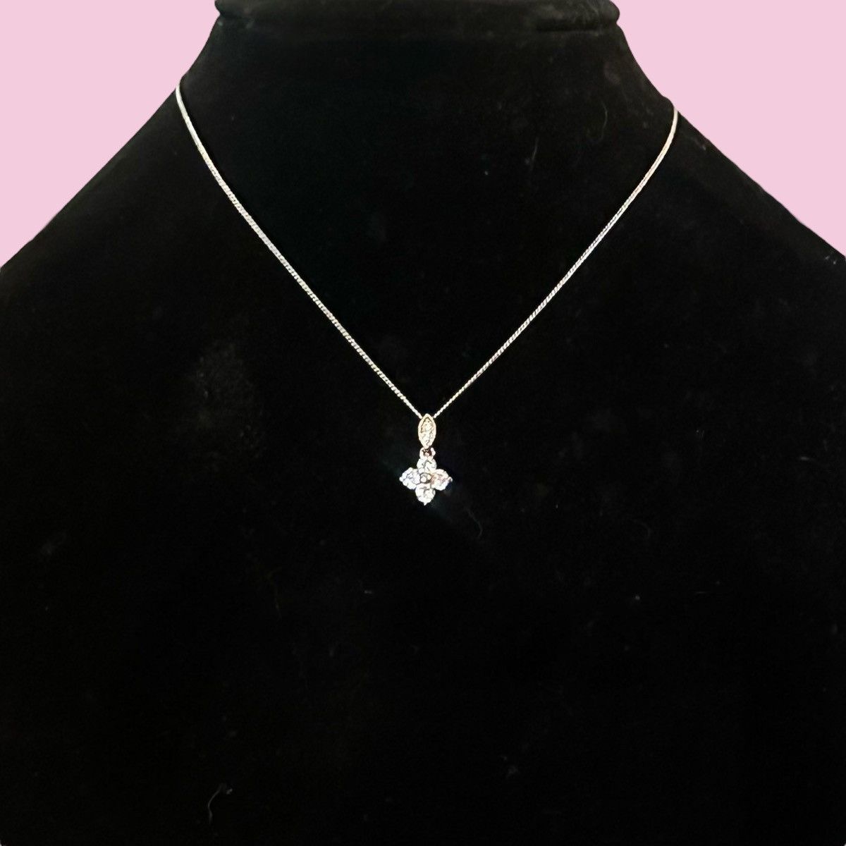 Other Avon dainty silver tone rhinestone flower pendant necklace Size ONE SIZE - 1 Thumbnail