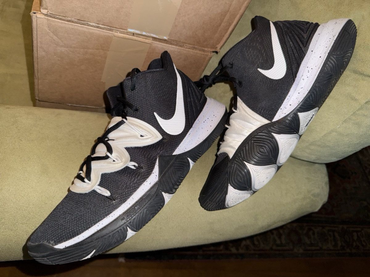 Nike Kyrie V Team Black Magic mid, OG Box, EXC! Minimal Use!