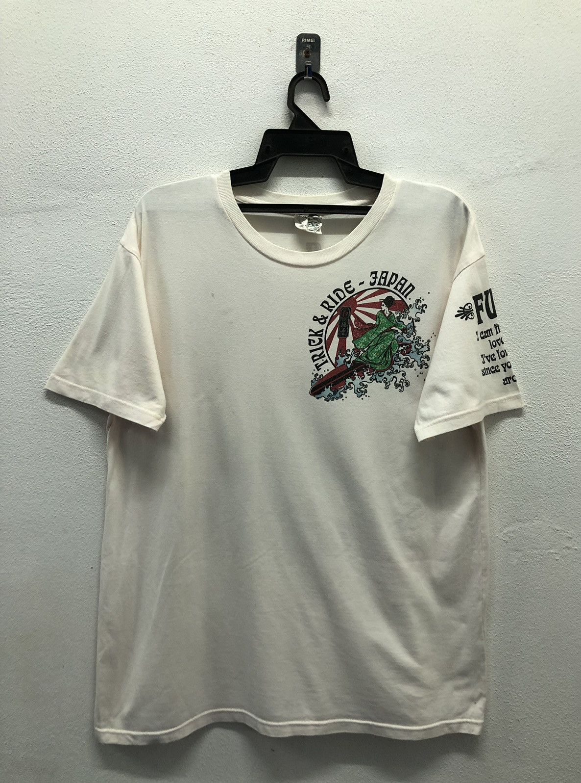 Japanese Brand Vintage Trick & Ride Japan Geisha Surfing Surfboard T-Shirt Size US XL / EU 56 / 4 - 2 Thumbnail