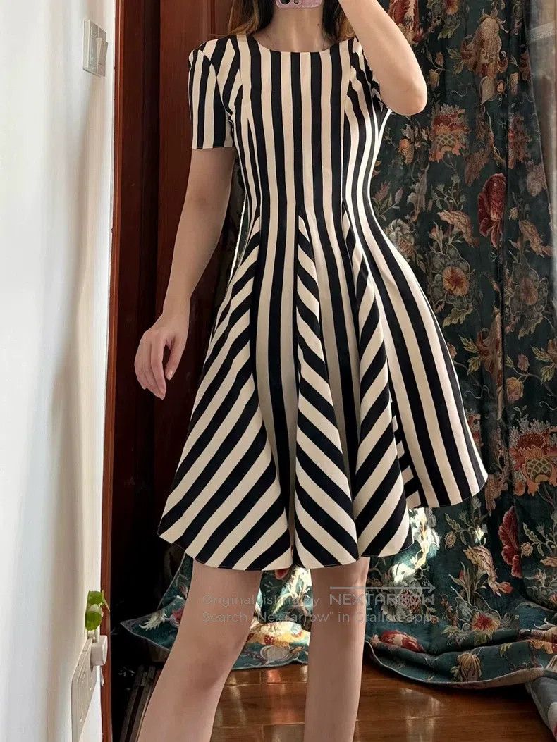 Valentino Valentino Black and white striped three-dimensional petal Size S / US 4 / IT 40 - 2 Thumbnail