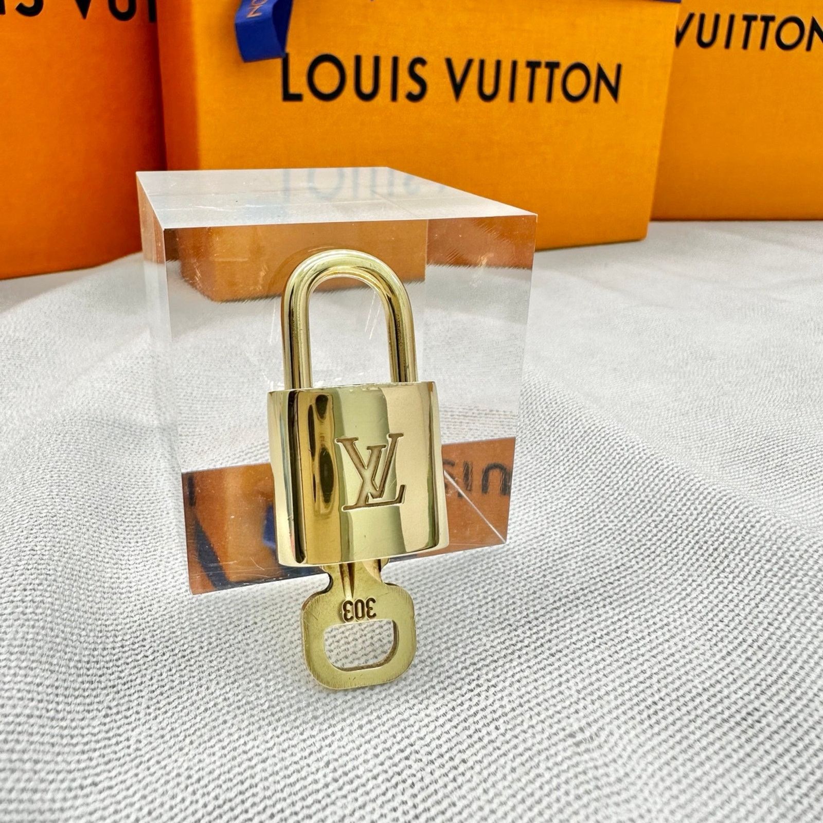 Louis Vuitton lock store and keys #303 new