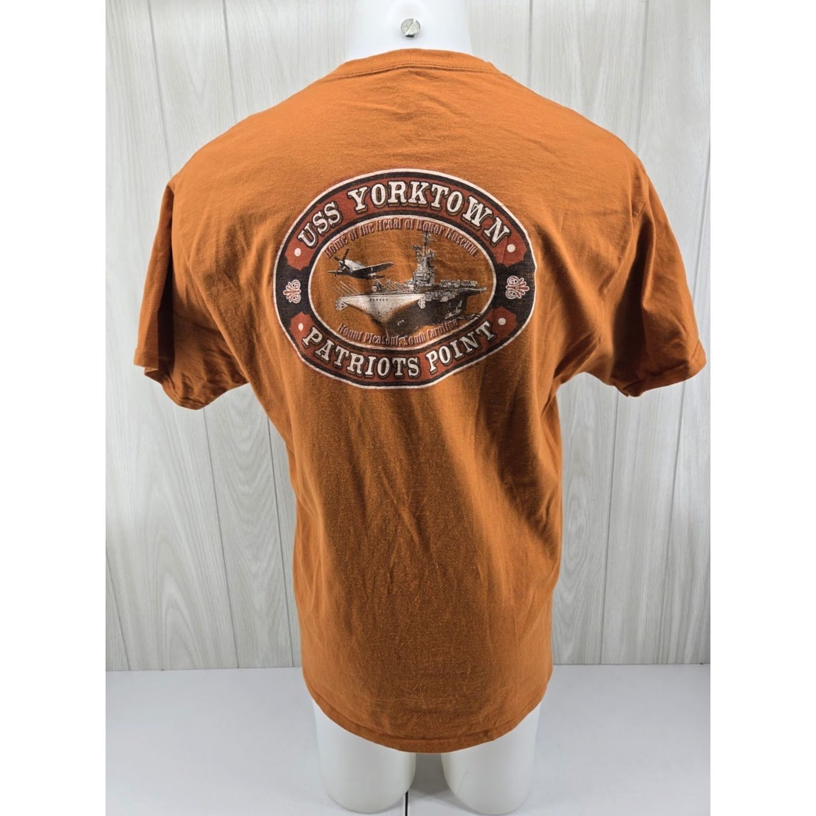 Hanes VINTAGE USS YORKTOWN PATRIOT'S POINT South Carolina T Shirt LARGE Orange Mens Graphic Tee 90s Patriot Size US L / EU 52-54 / 3 - 2 Thumbnail