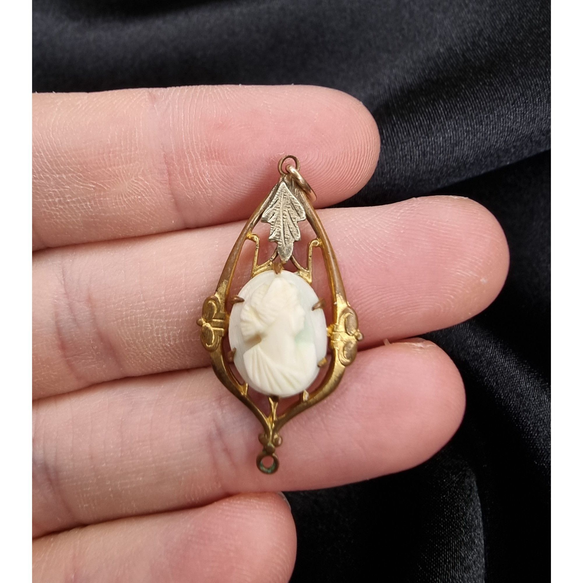 Vintage Antique Victorian Cameo Pendant With Intricate Frame And Lea Size ONE SIZE - 3 Thumbnail