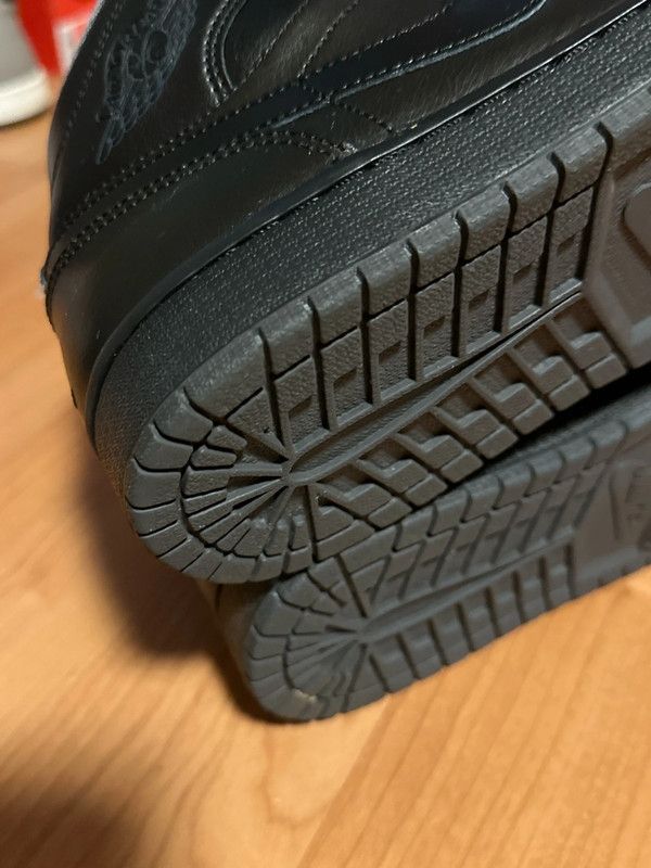 Jordan Brand Nike Air Jordan 1 Mid triple black Size US 8 / EU 41 - 11 Thumbnail
