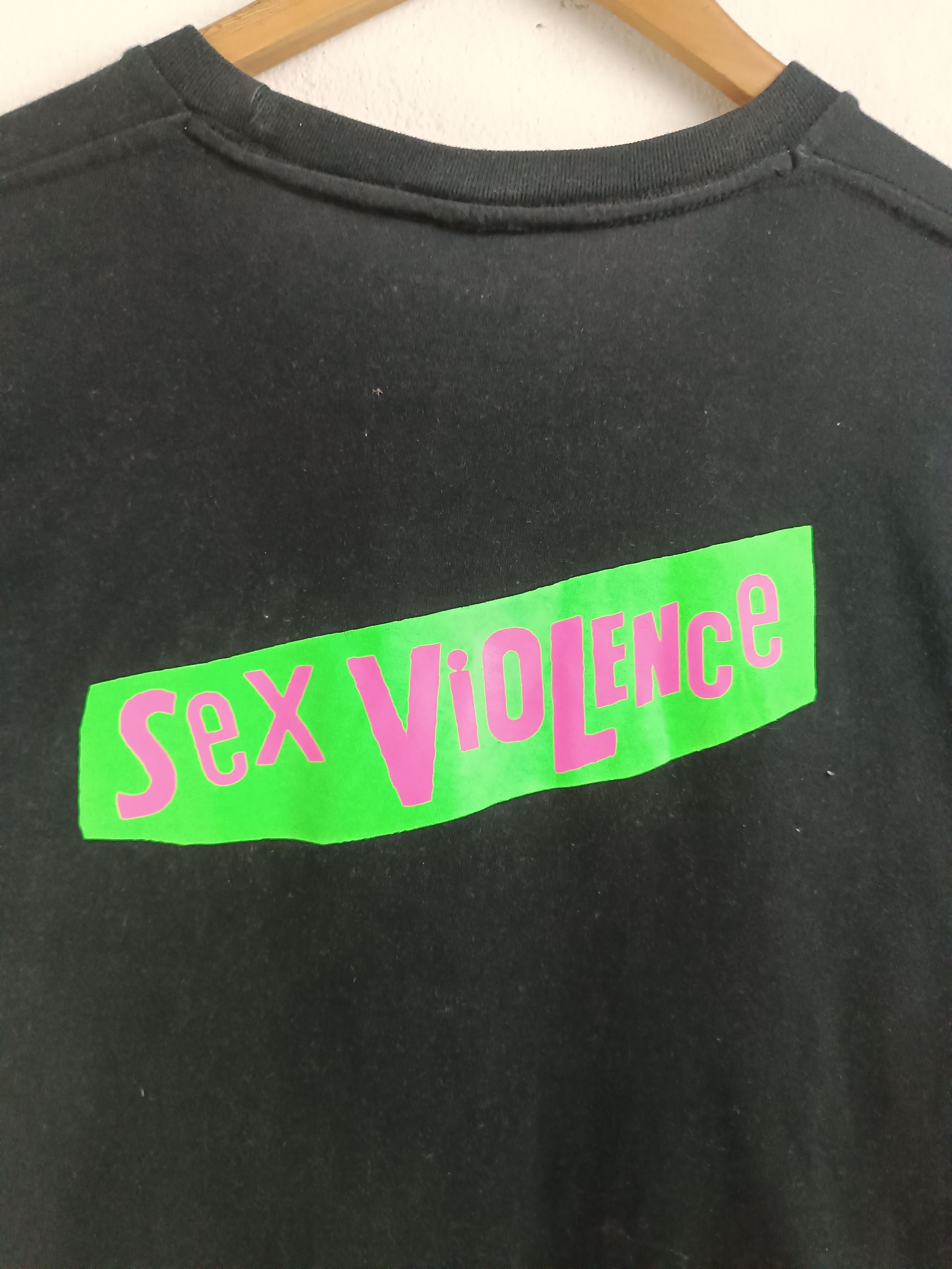 Japanese Brand VINTAGE SEX VIOLENCE SEX PISTOLS PARODY FUNNY HUMOR TEE Size US L / EU 52-54 / 3 - 13 Thumbnail