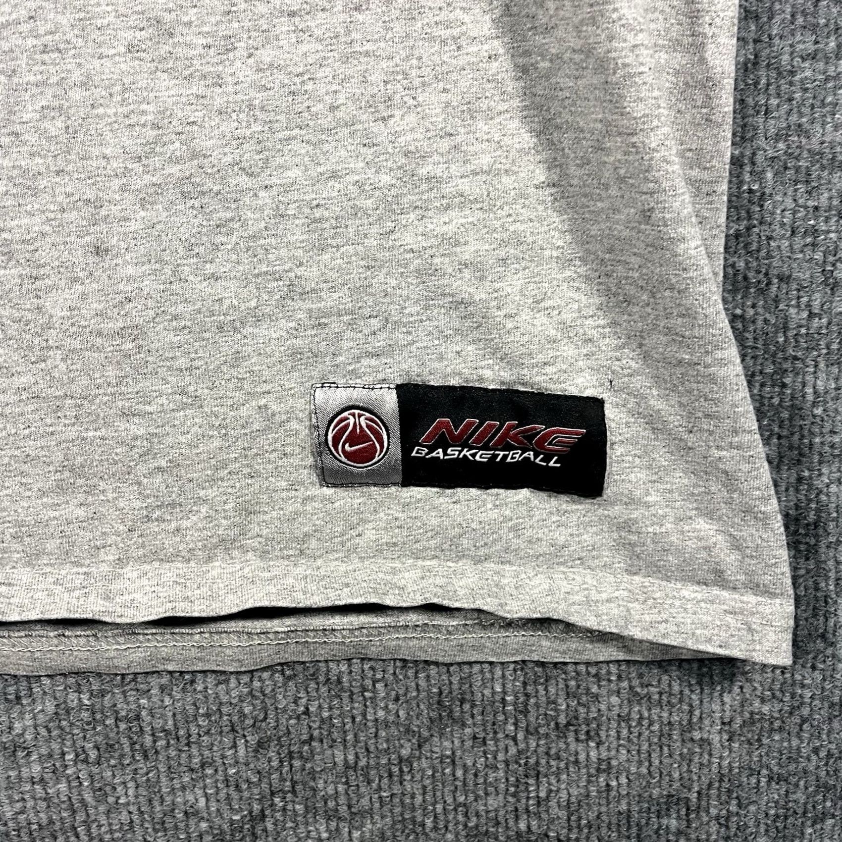 Nike VINTAGE Nike Shirt Mens XL Gray Sleeveless Center Embroidered Swoosh Logo Y2K Size US XL / EU 56 / 4 - 5 Thumbnail