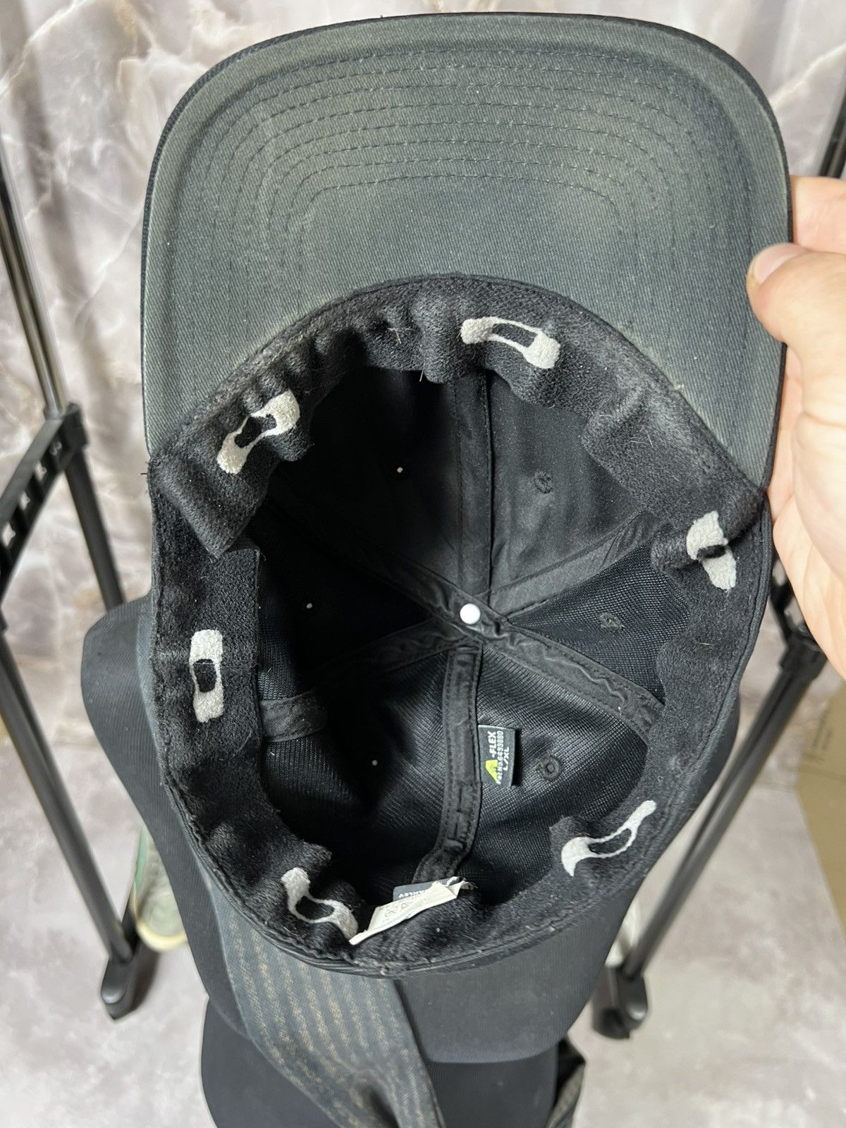 Vintage Vintage Oakley Black Faded Y2k Cap Size ONE SIZE - 6 Thumbnail