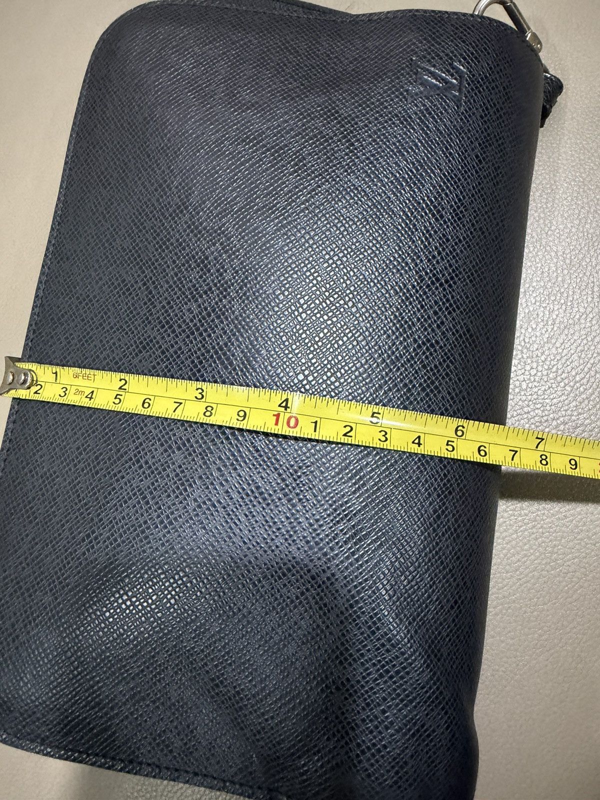 Louis Vuitton Authentic Louis Vuitton Taiga Black Clutch Size ONE SIZE - 17 Thumbnail