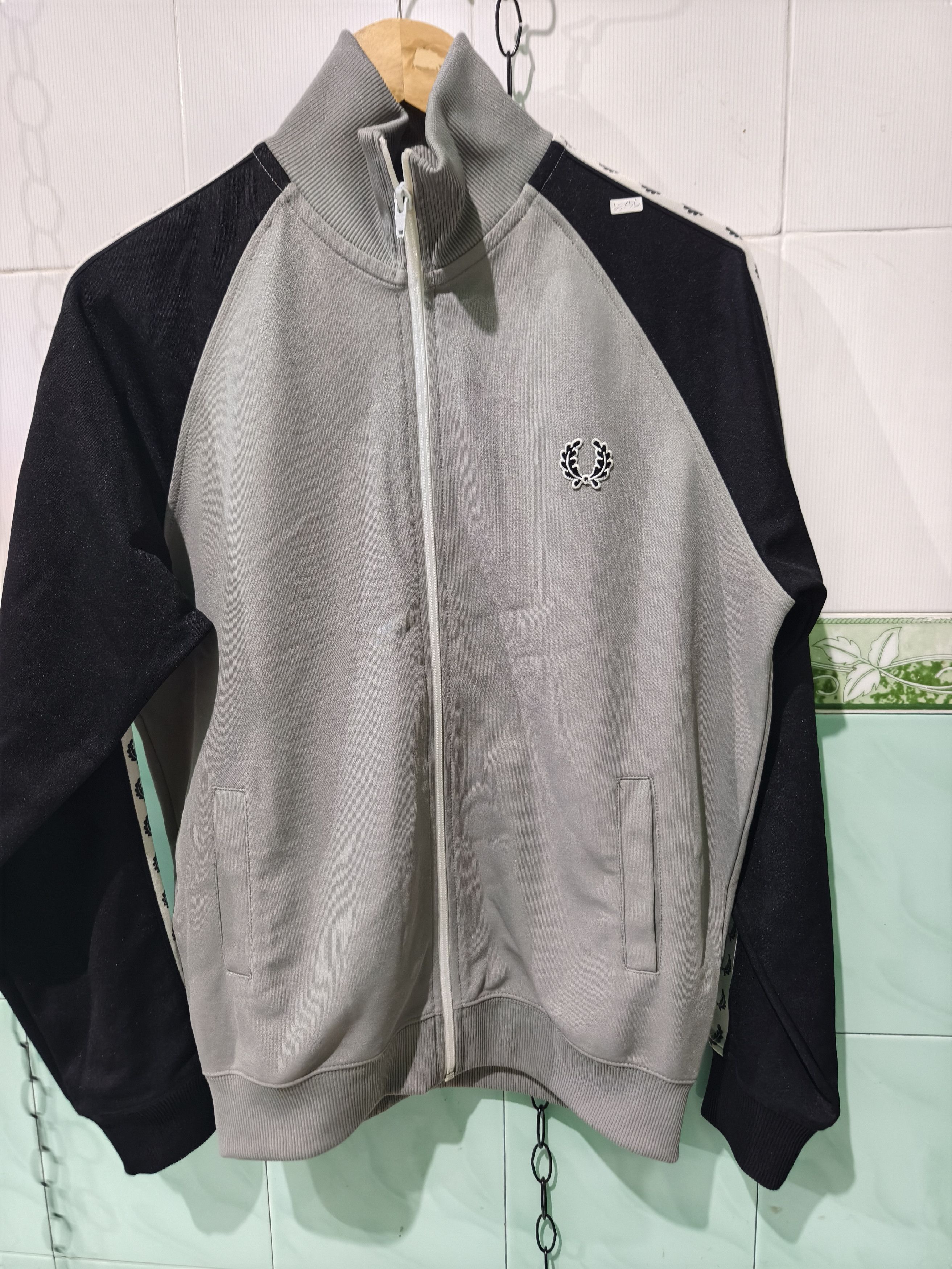 Fred Perry Tacktop fred perry tapped grey black j9521/289 Size US XL / EU 56 / 4 - 1 Thumbnail