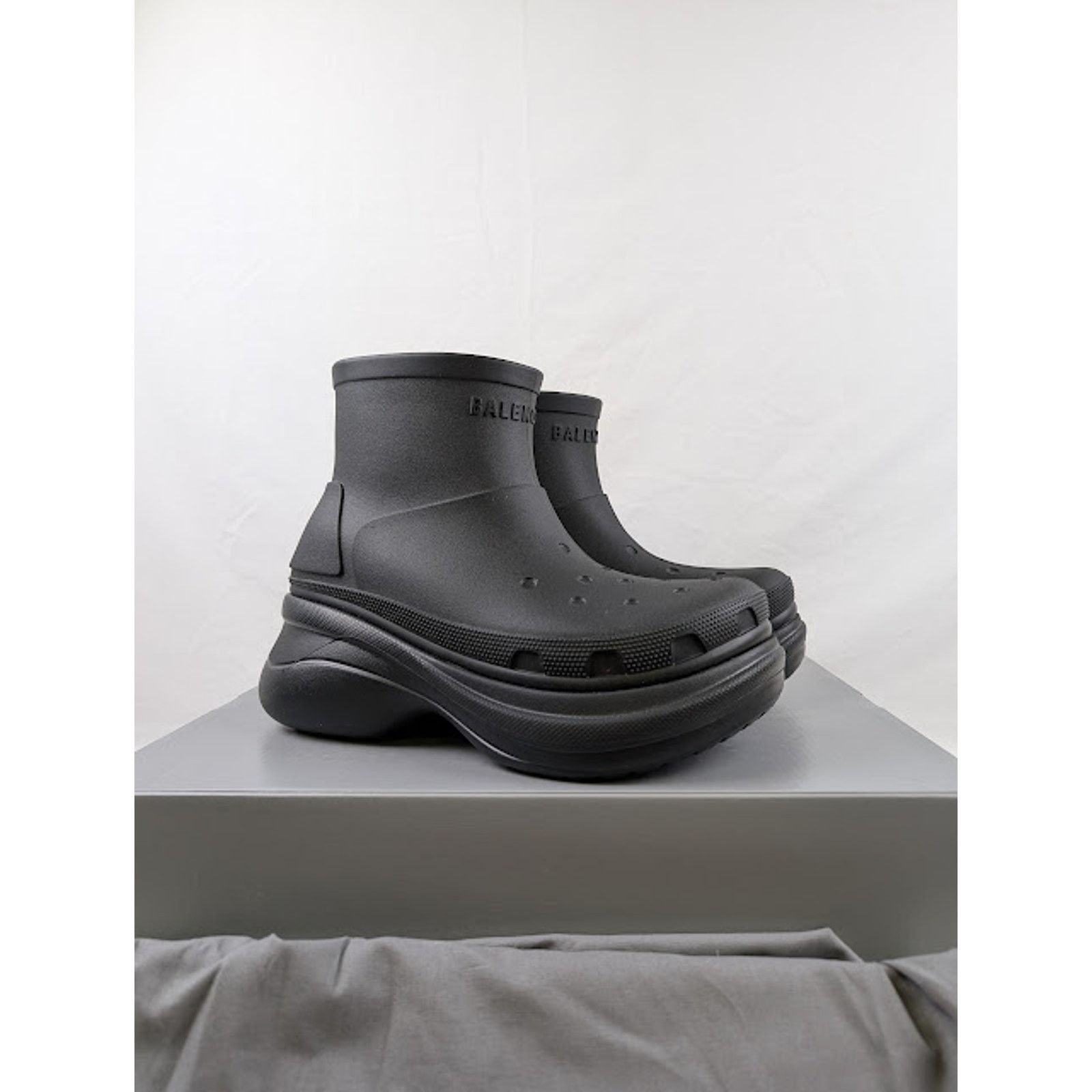 Balenciaga o1rshd1 Rubber Crocs Bootie in Black Size US 7 / EU 40 - 1 Thumbnail